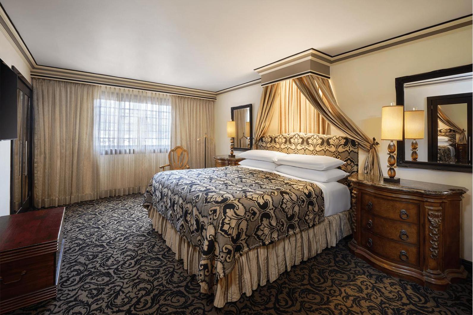 King Suite with Spa Bath, Sitting and Dining Area - Non-Smoking