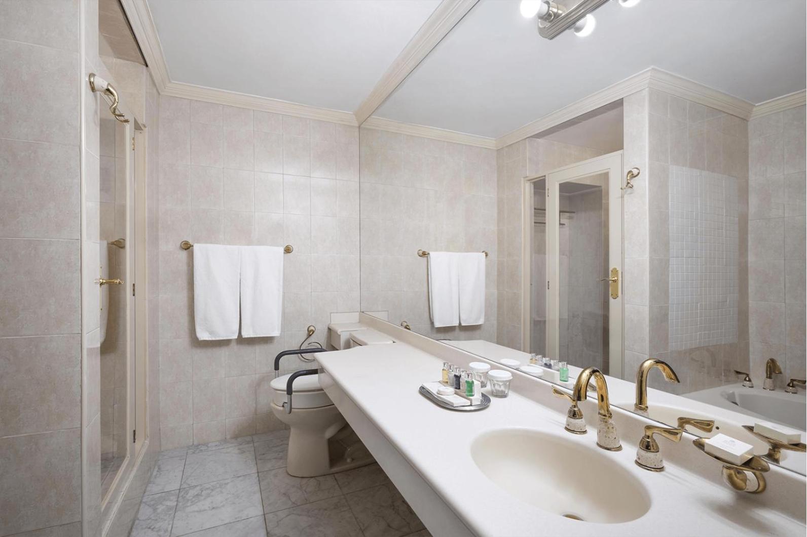 King Suite with Spa Bath, Sitting and Dining Area - Non-Smoking photo 2