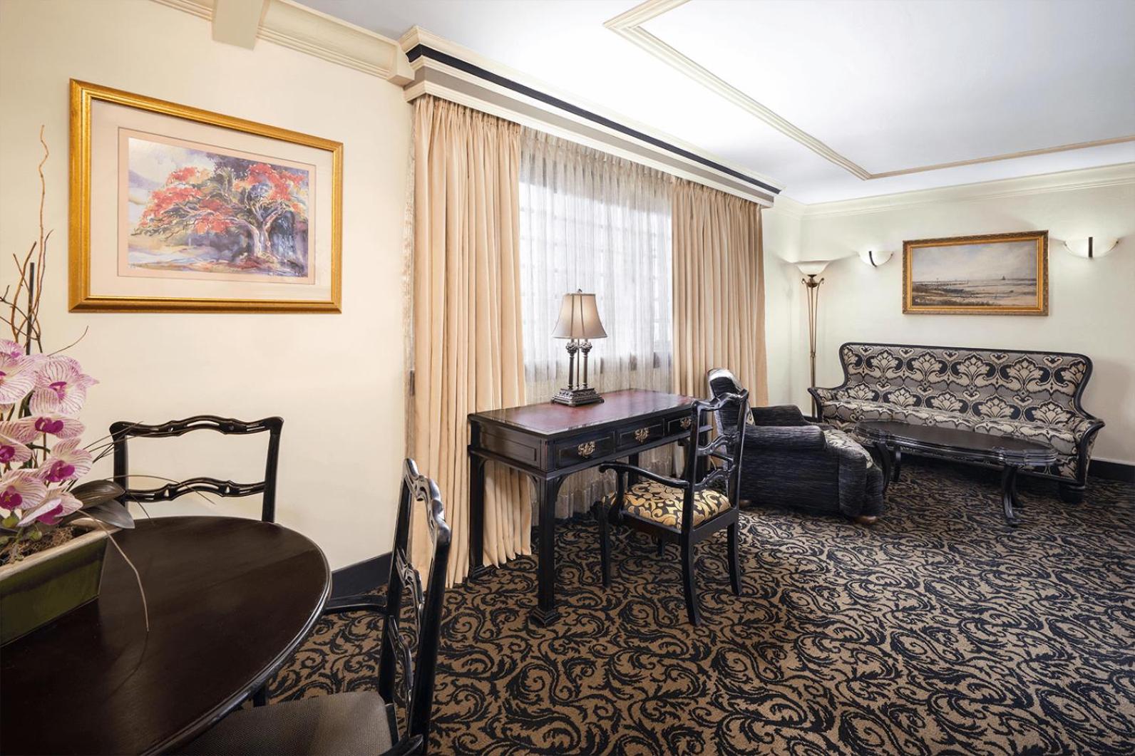 King Suite with Spa Bath, Sitting and Dining Area - Non-Smoking photo 3