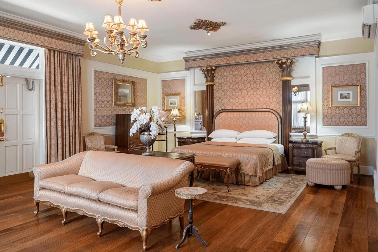 King Suite with Spa Bath, Terrace, Sitting and Dining Area - Non-Smoking photo 3
