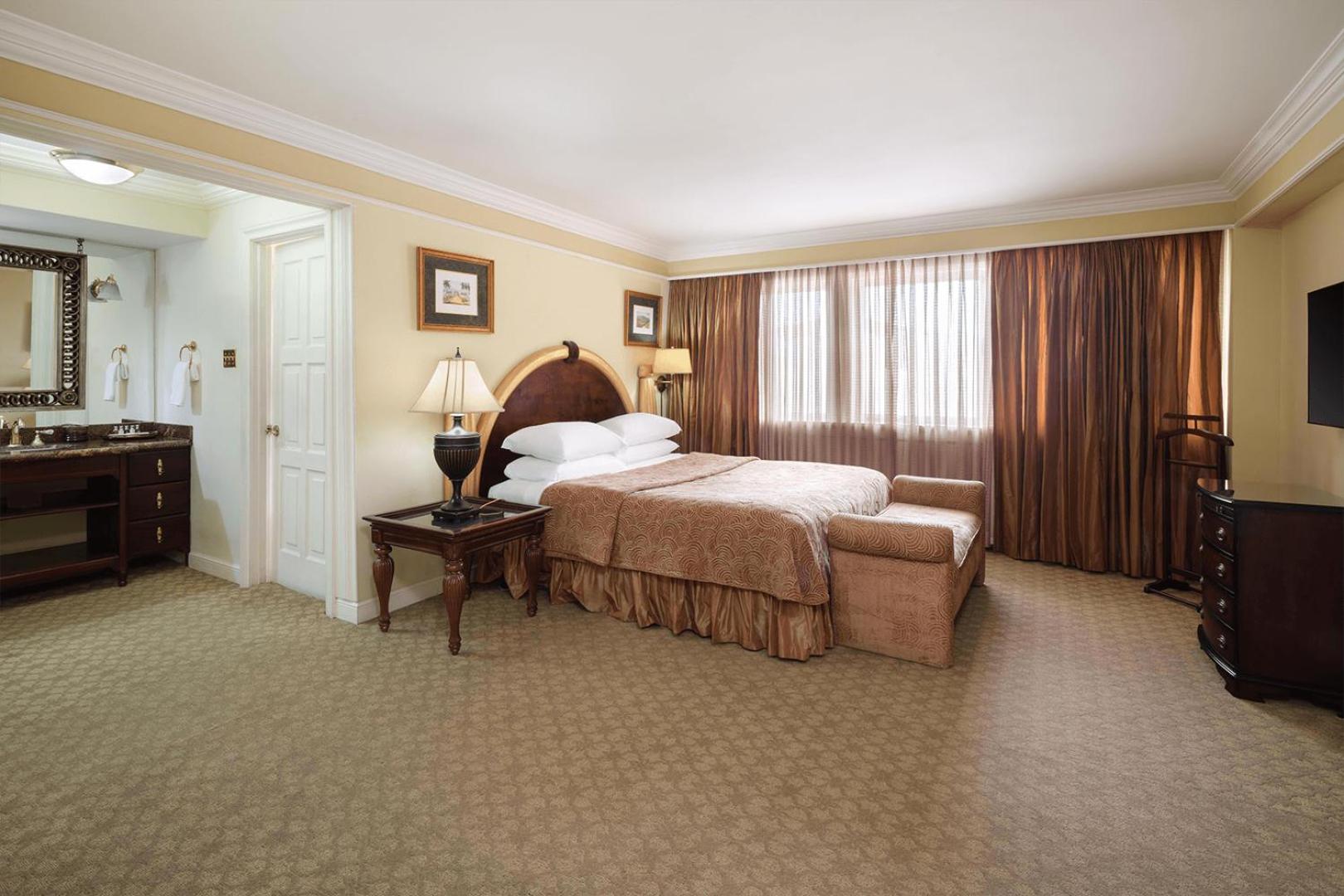King Suite with Terrace, Sitting Area, Dining Area, Wet Bar and Bath Tub - Non-Smoking photo 2