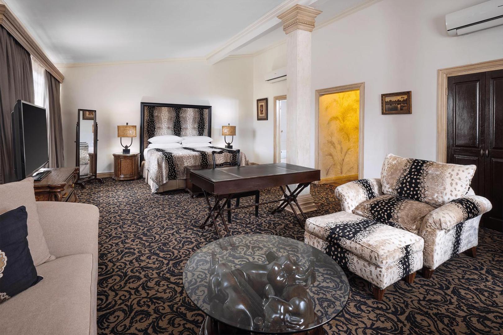 King Suite with Spa Bath, Sitting Area, Dining Area, Wet Bar and Marble Bathroom - Non-Smoking