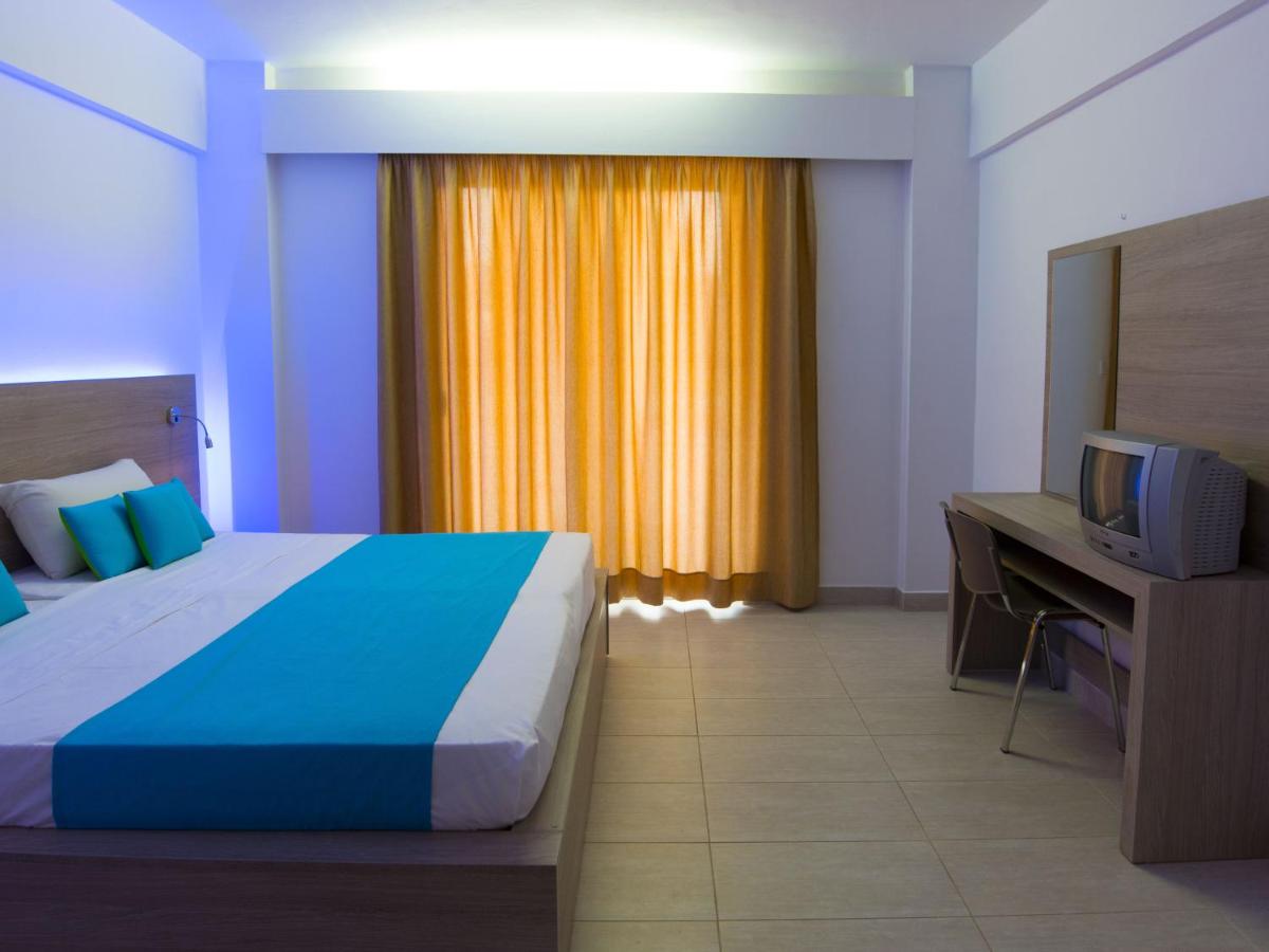 Superior Double or Twin Room with Pool View photo 1