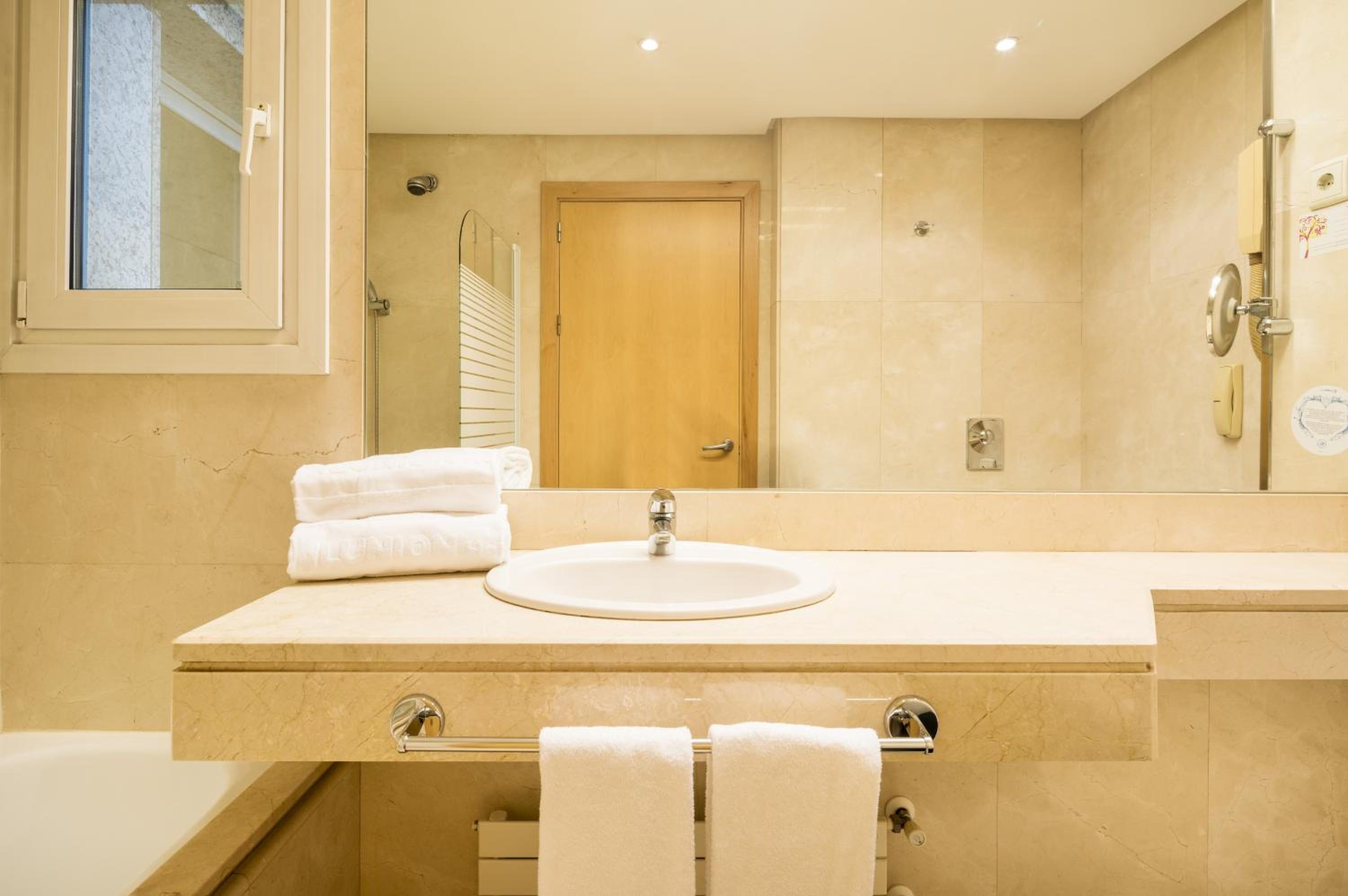 Double or Twin Room - Photo 7