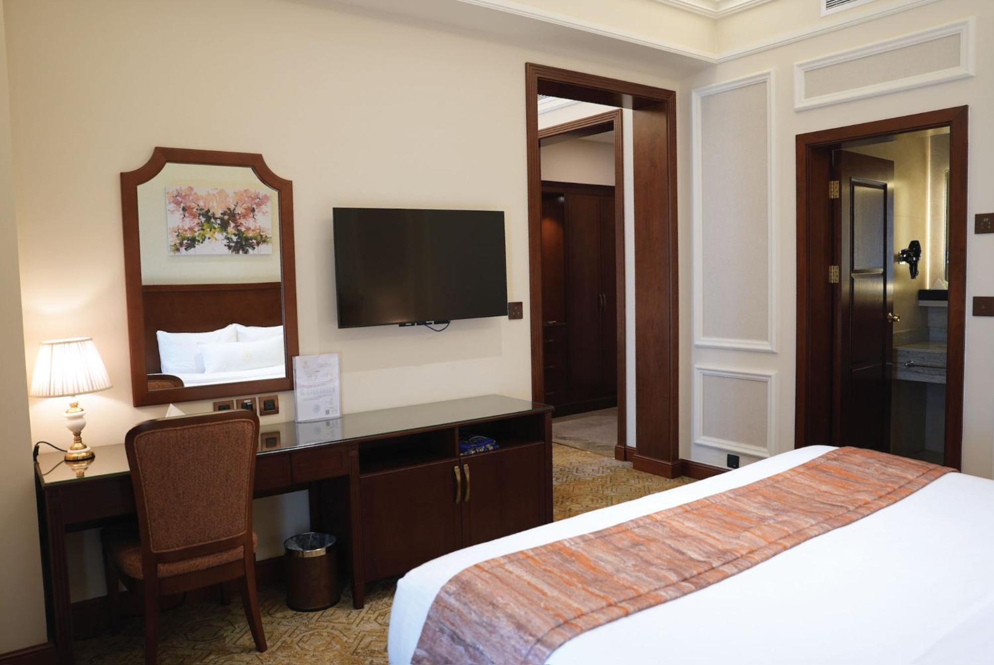 Superior King Room - Photo 3
