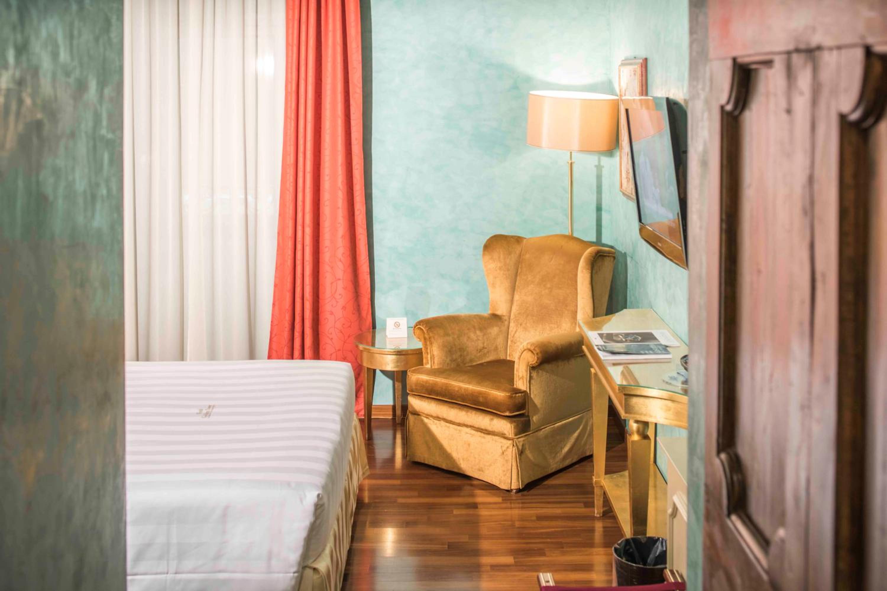 Deluxe Double Room with Spa Bath - Tower thumbnail 5