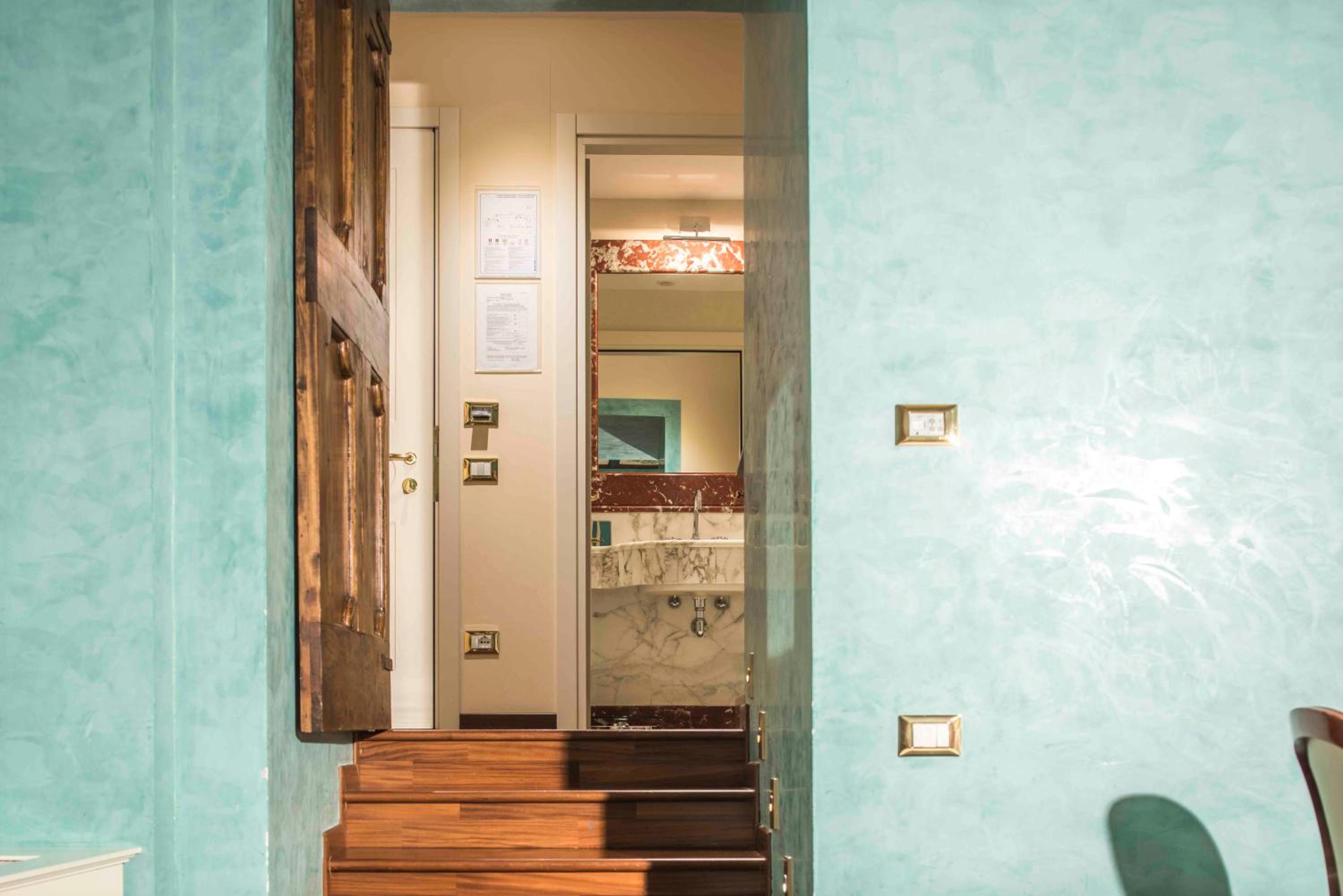 Deluxe Double Room with Spa Bath - Tower thumbnail 6