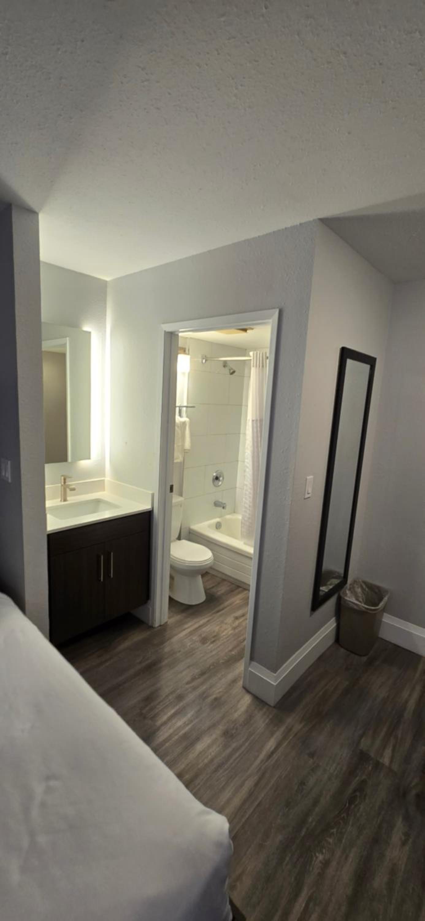 Standard Queen Room with Two Queen Beds photo 2