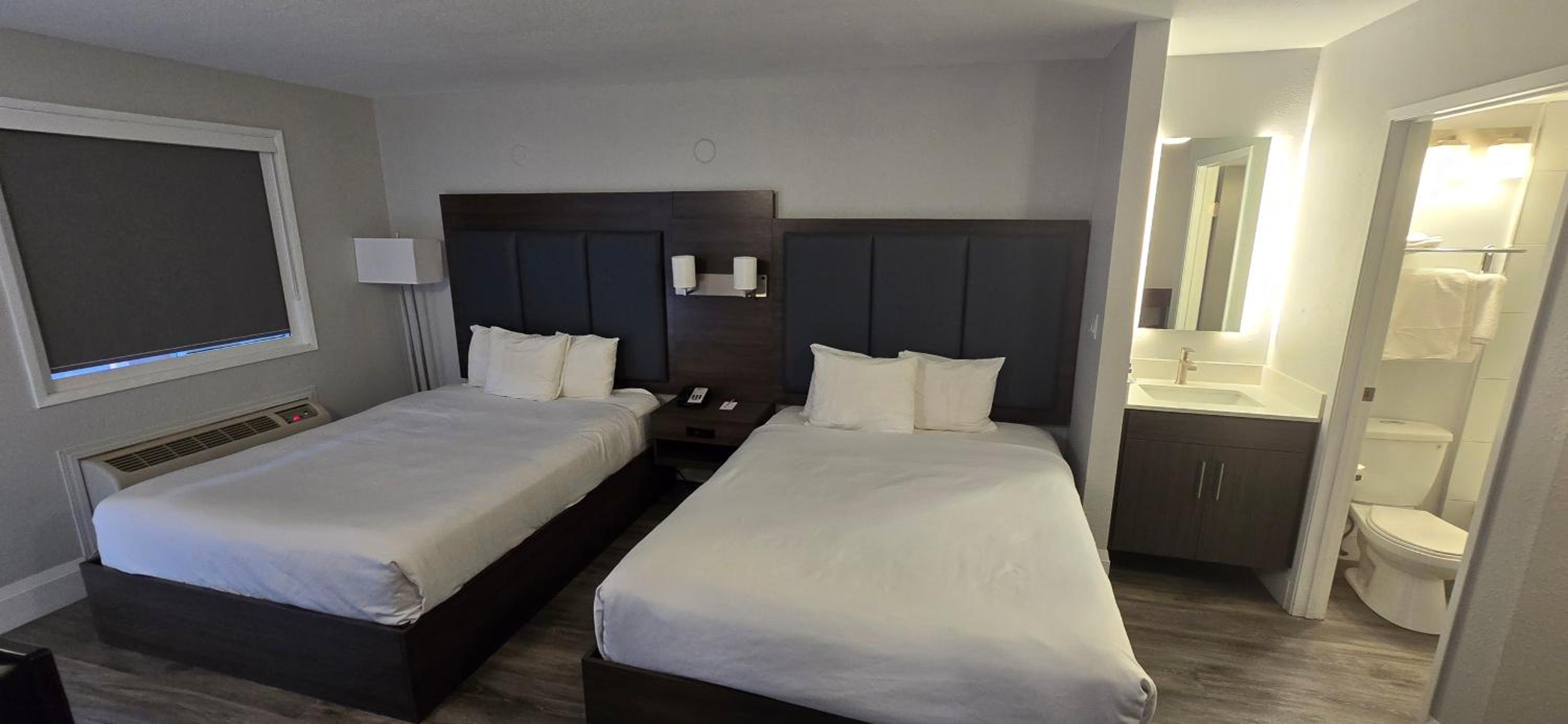 Standard Queen Room with Two Queen Beds photo 3