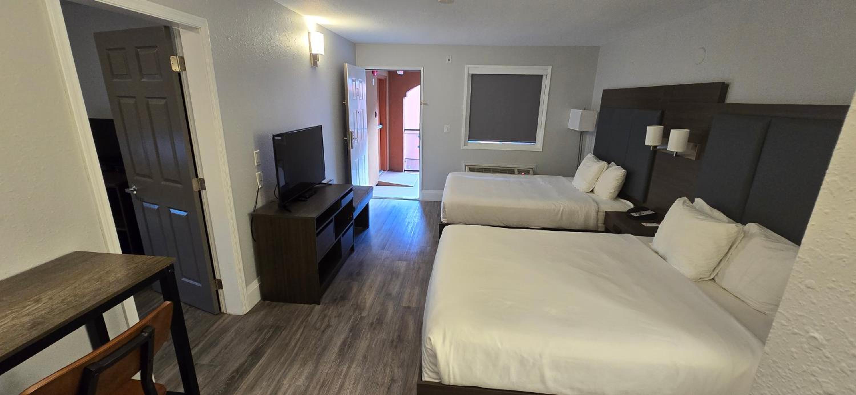 Queen Room with Three Queen Beds - Non-Smoking photo 3