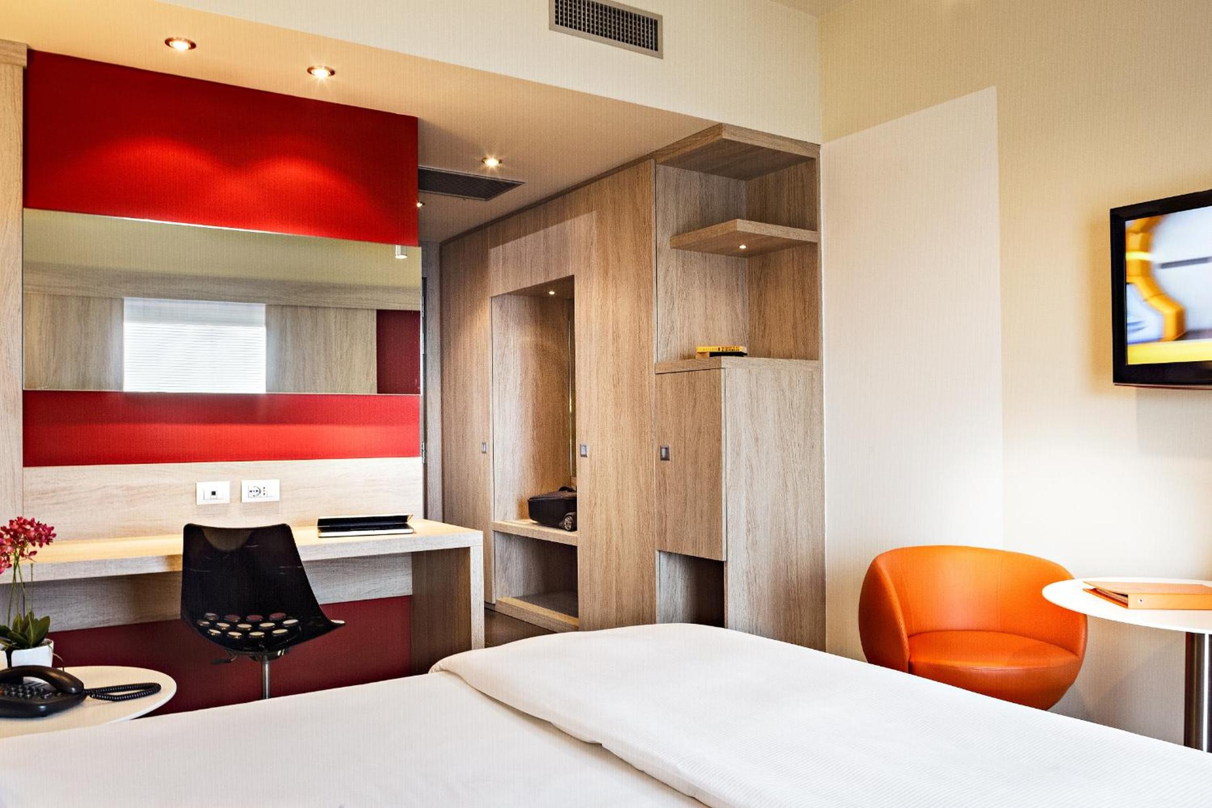Standard Double or Twin Room - Photo 3