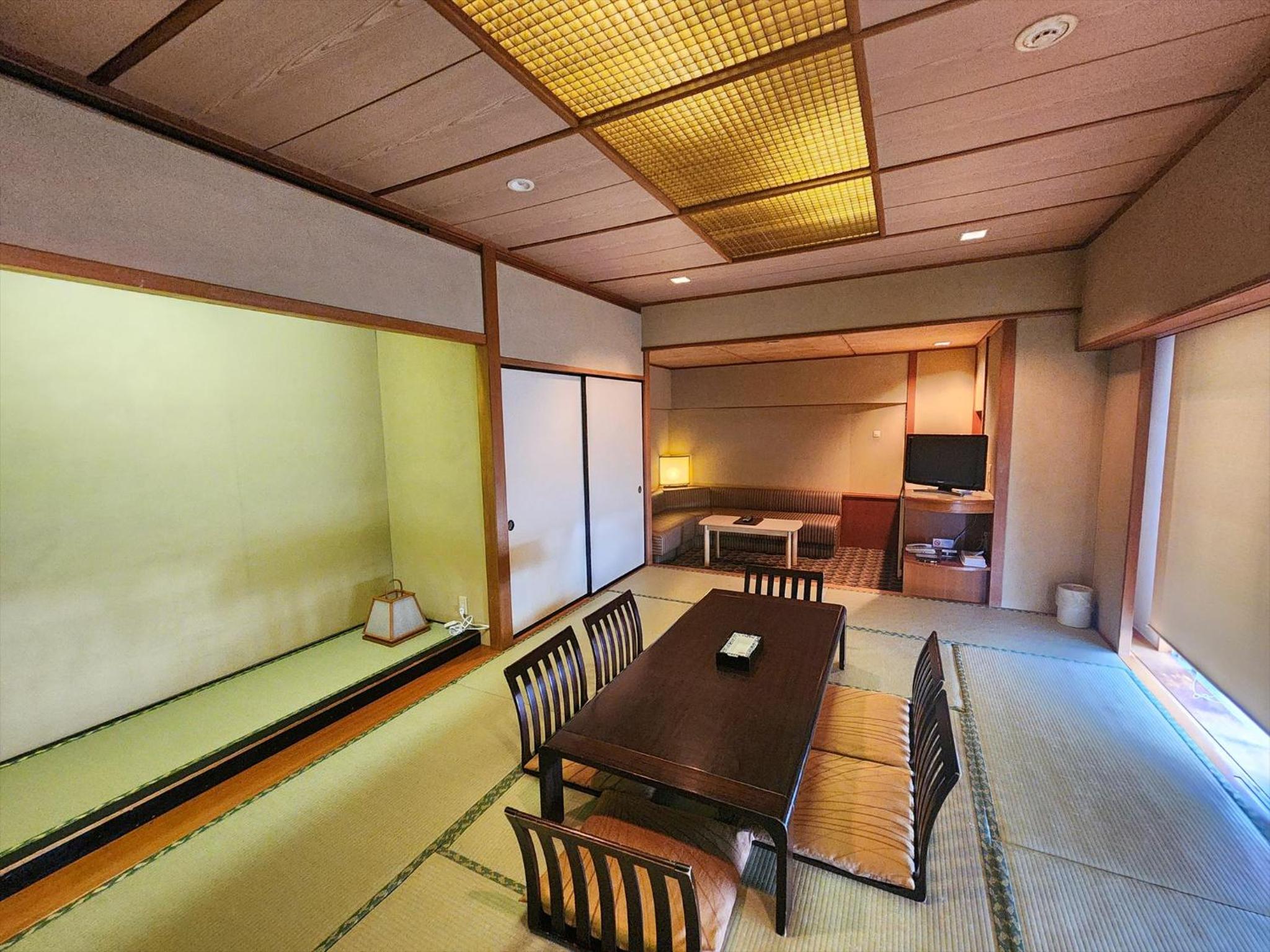 Japanese-Style Room with Sofa - Photo 2