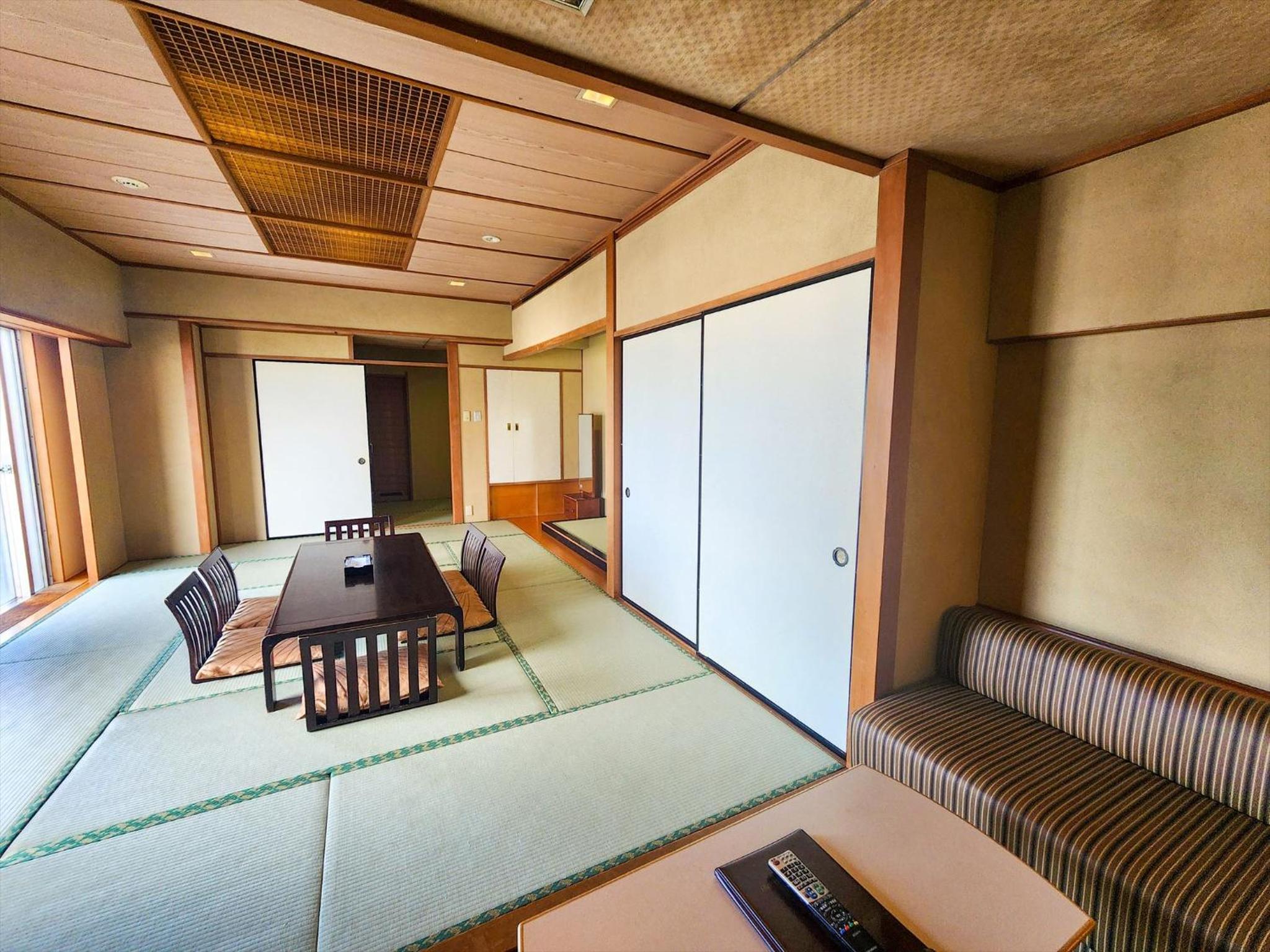 Japanese-Style Room with Sofa - Photo 1