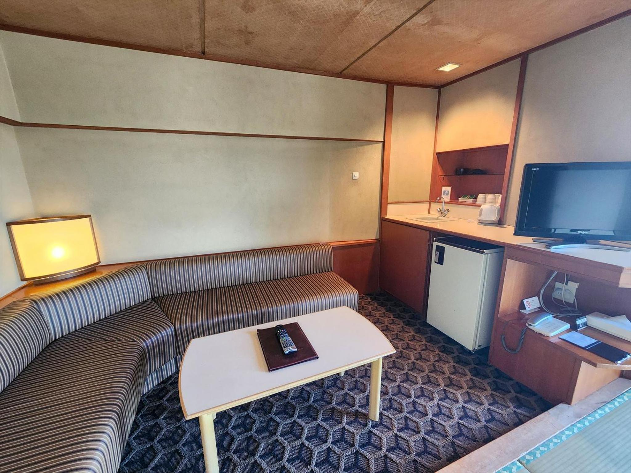 Japanese-Style Room with Sofa - Photo 3
