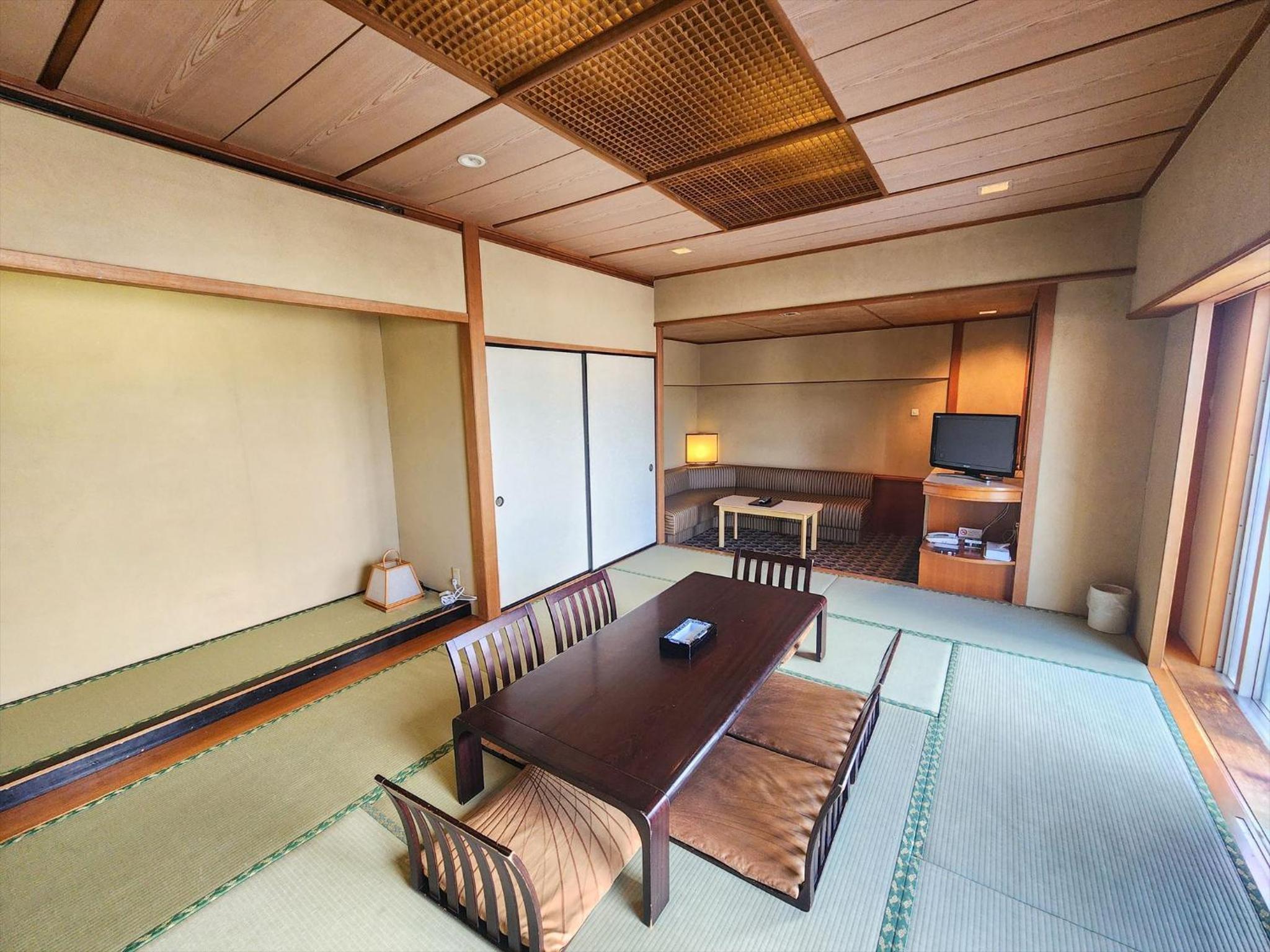 Japanese-Style Room with Sofa - Photo 5