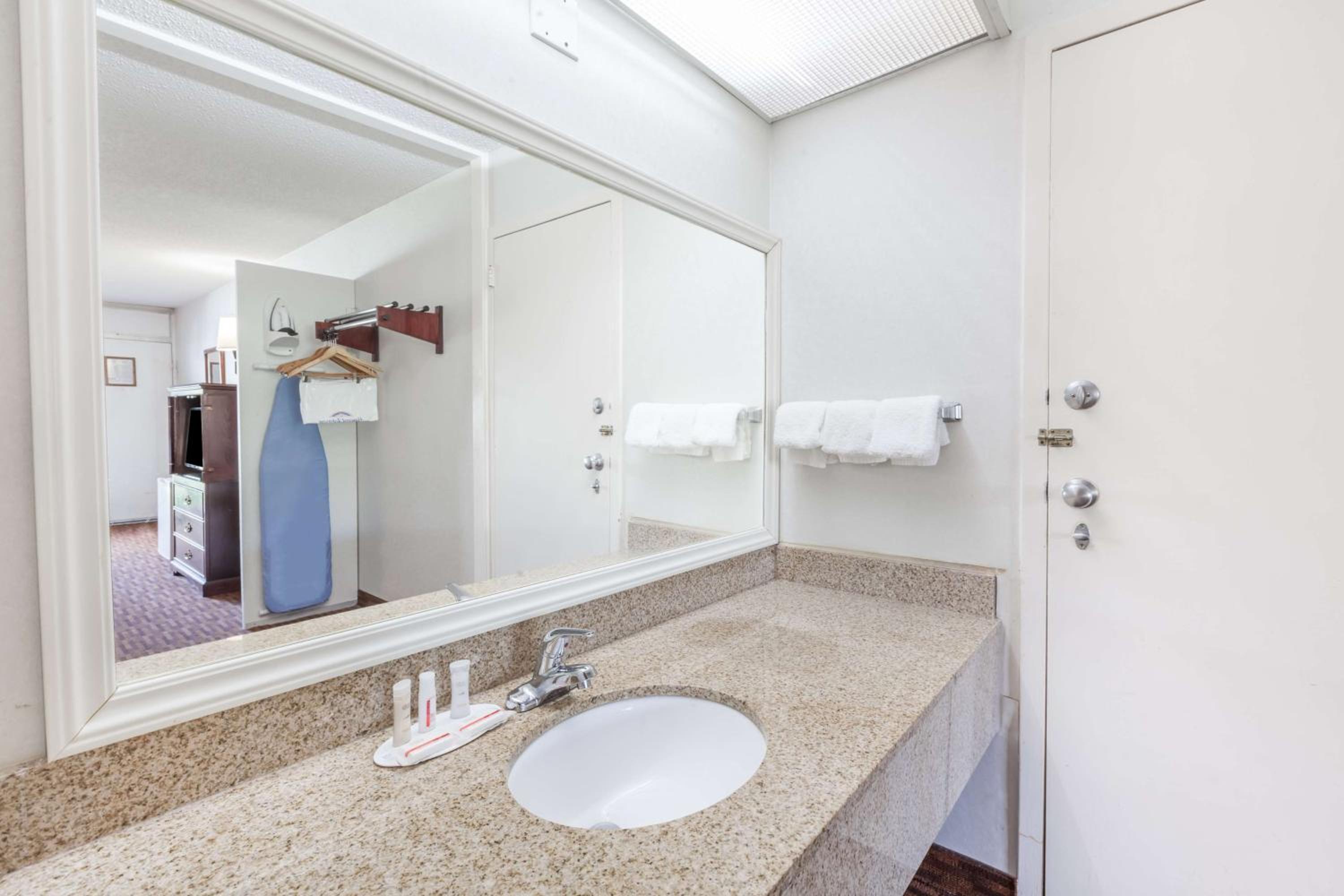 Standard Room with Two Double Beds - Smoking - Photo 2