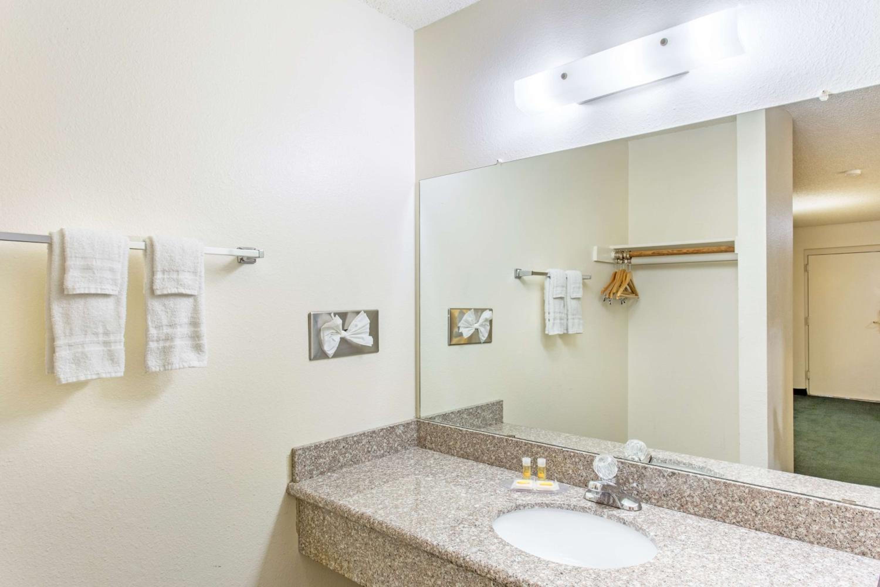 King Room - Disability Access/Non-Smoking photo 3