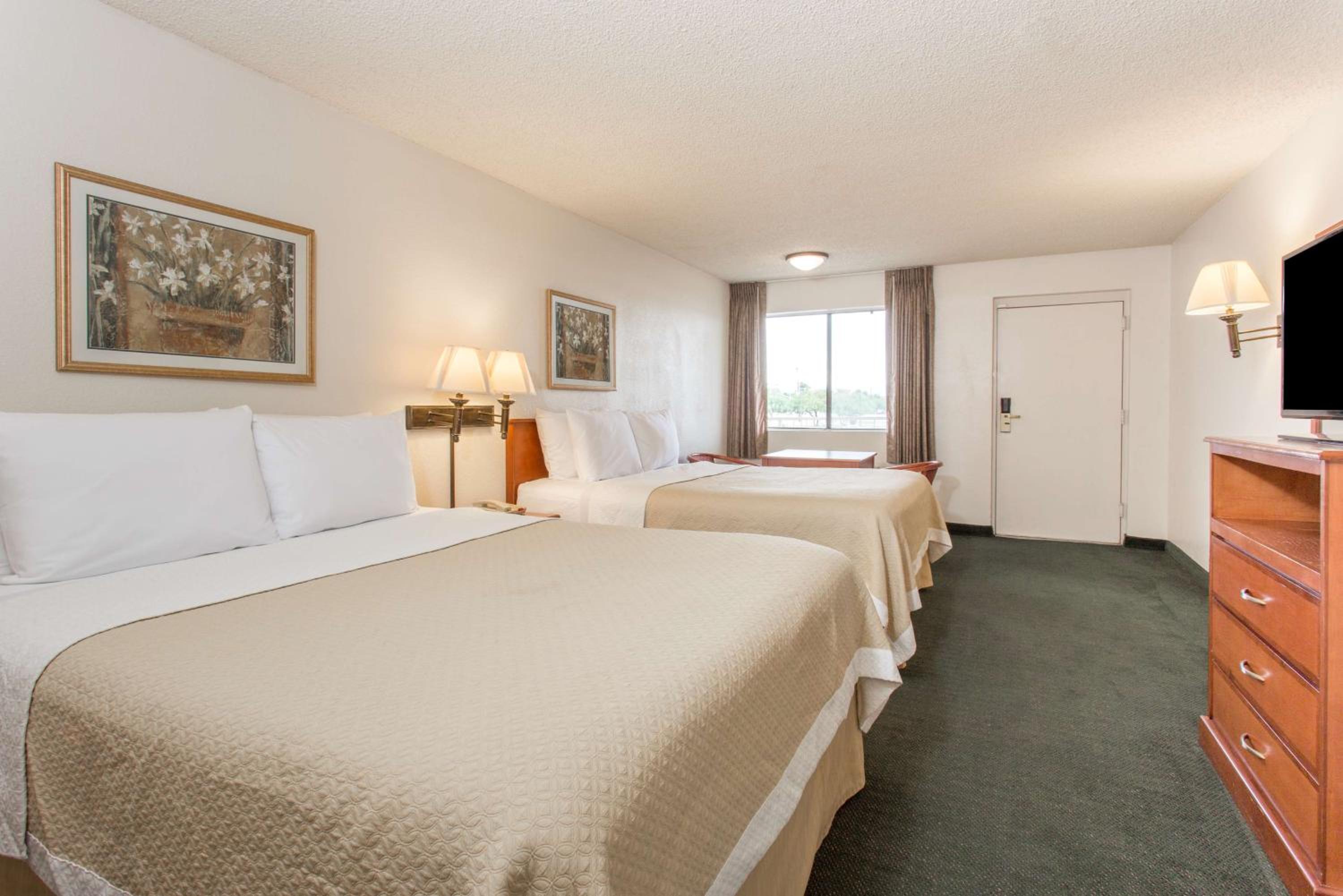 QQ1 Queen Room with Two Queen Beds - Smoking photo 1