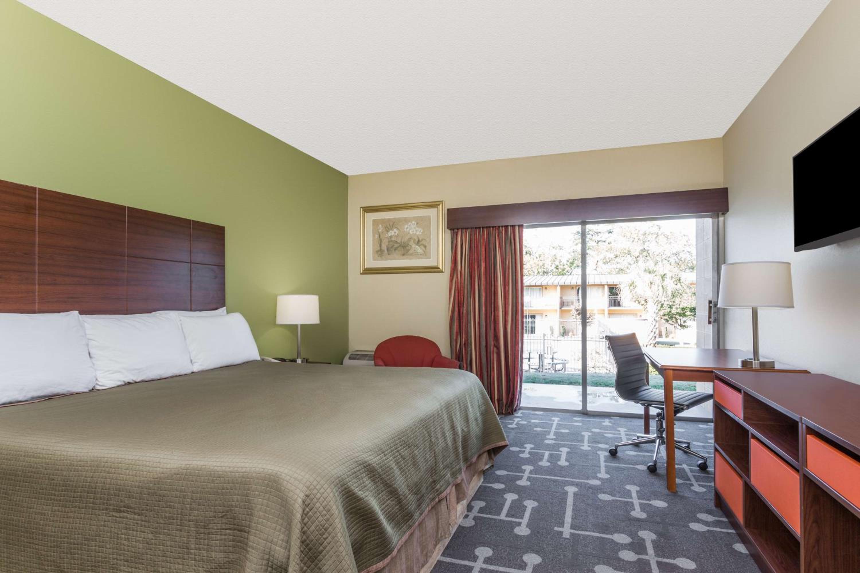 Business King Room - Photo 7