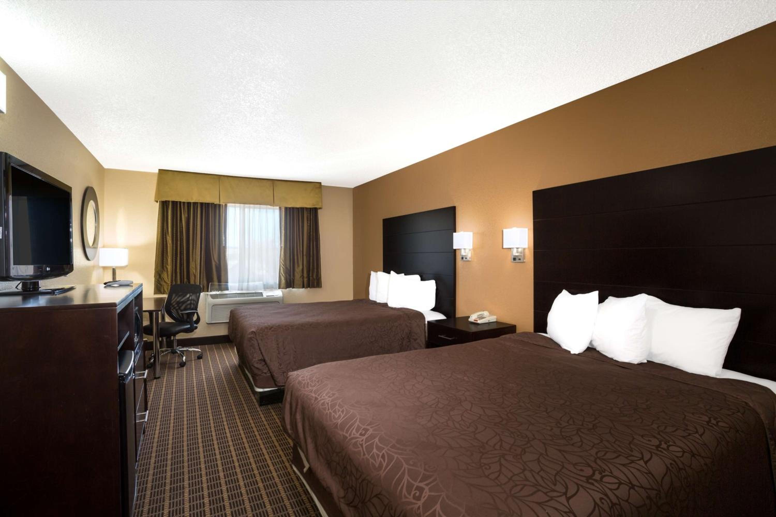 Queen Room with Two Queen Beds - Non-Smoking photo 2