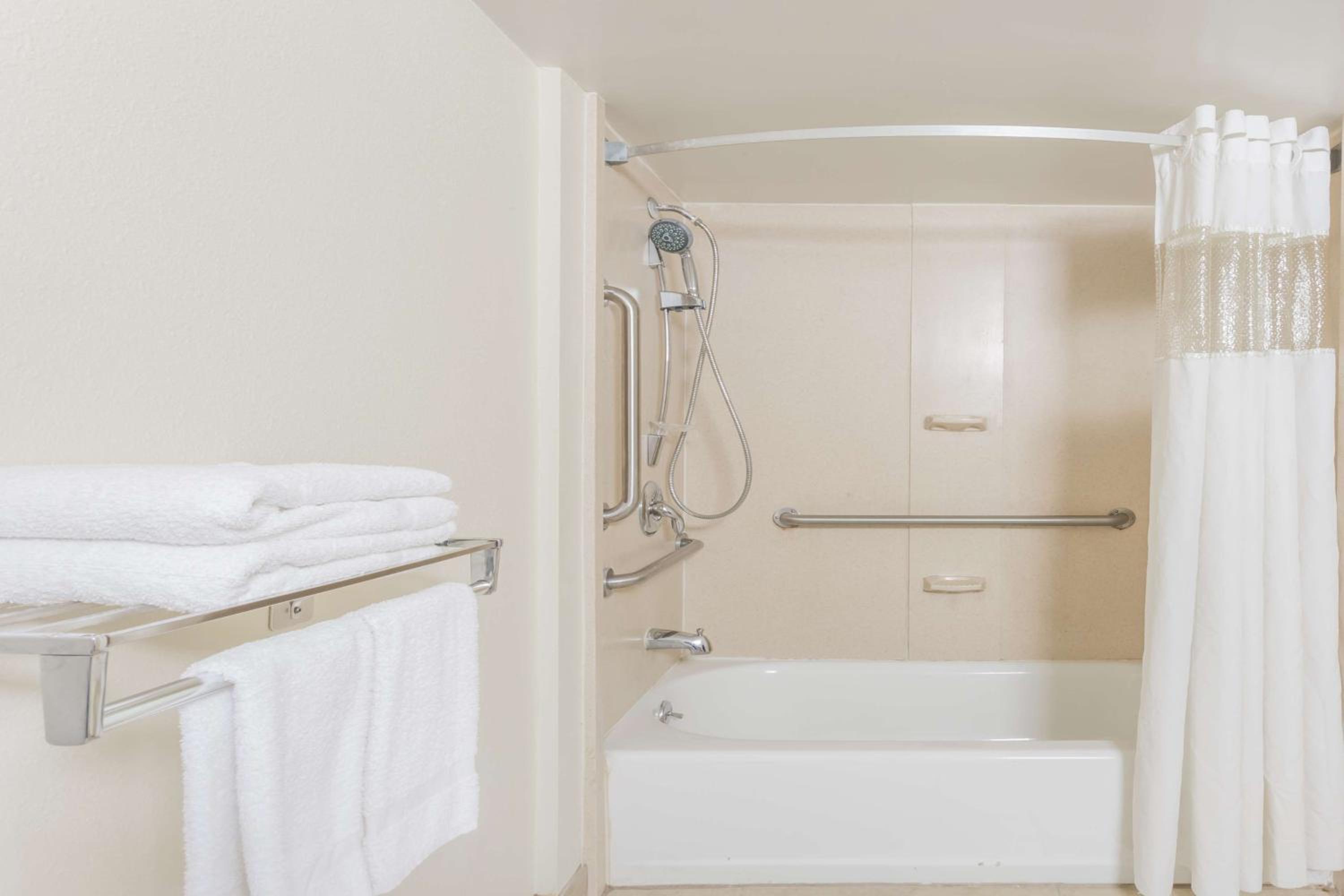 Queen Room - Disability Access/Smoking - Photo 7