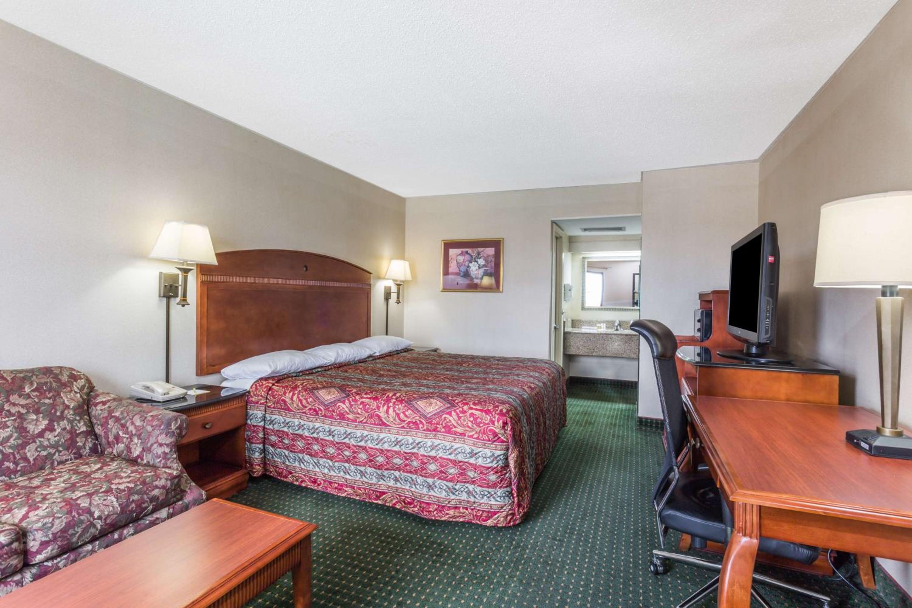 King Room - Non-Smoking - Photo 4