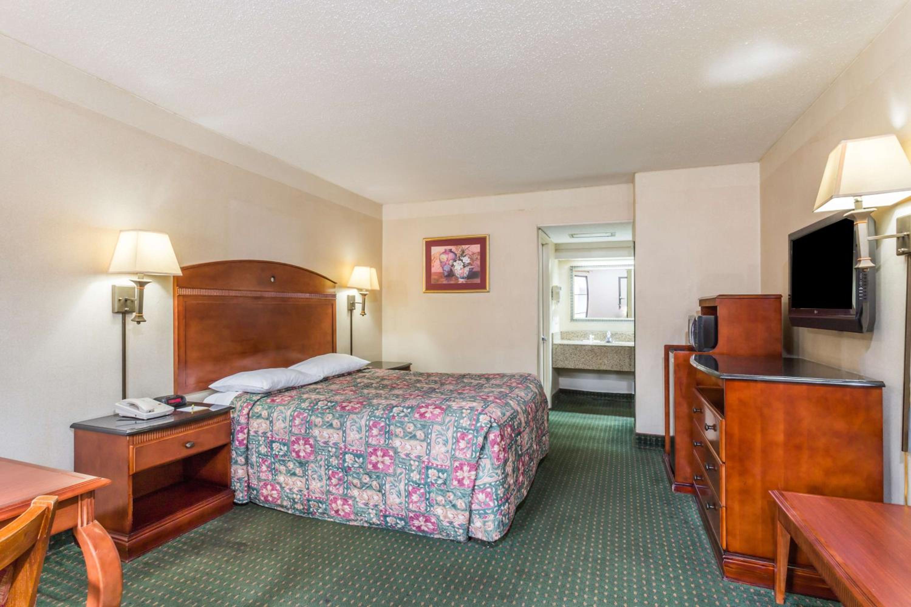 Queen Room - Non-Smoking - Photo 6