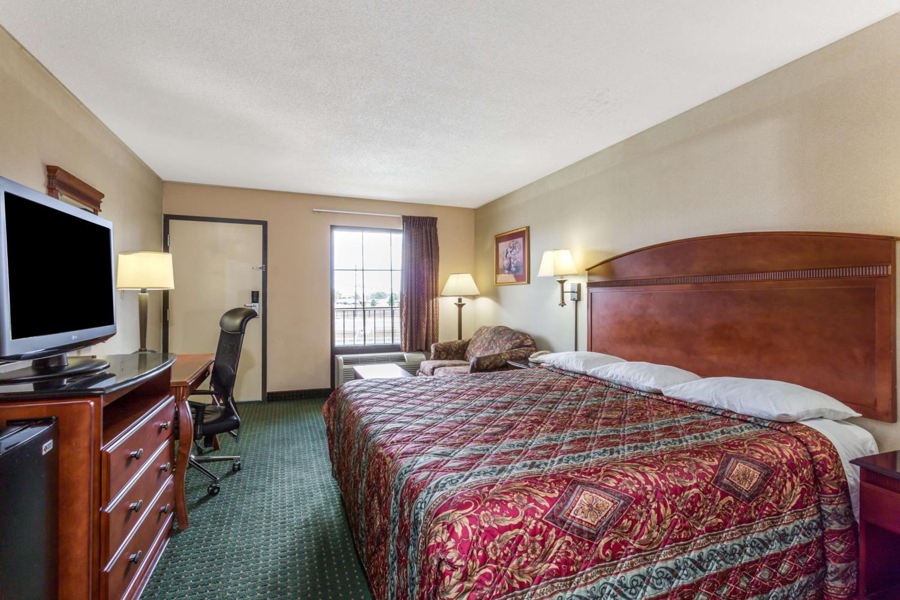 King Room - Non-Smoking - Photo 5