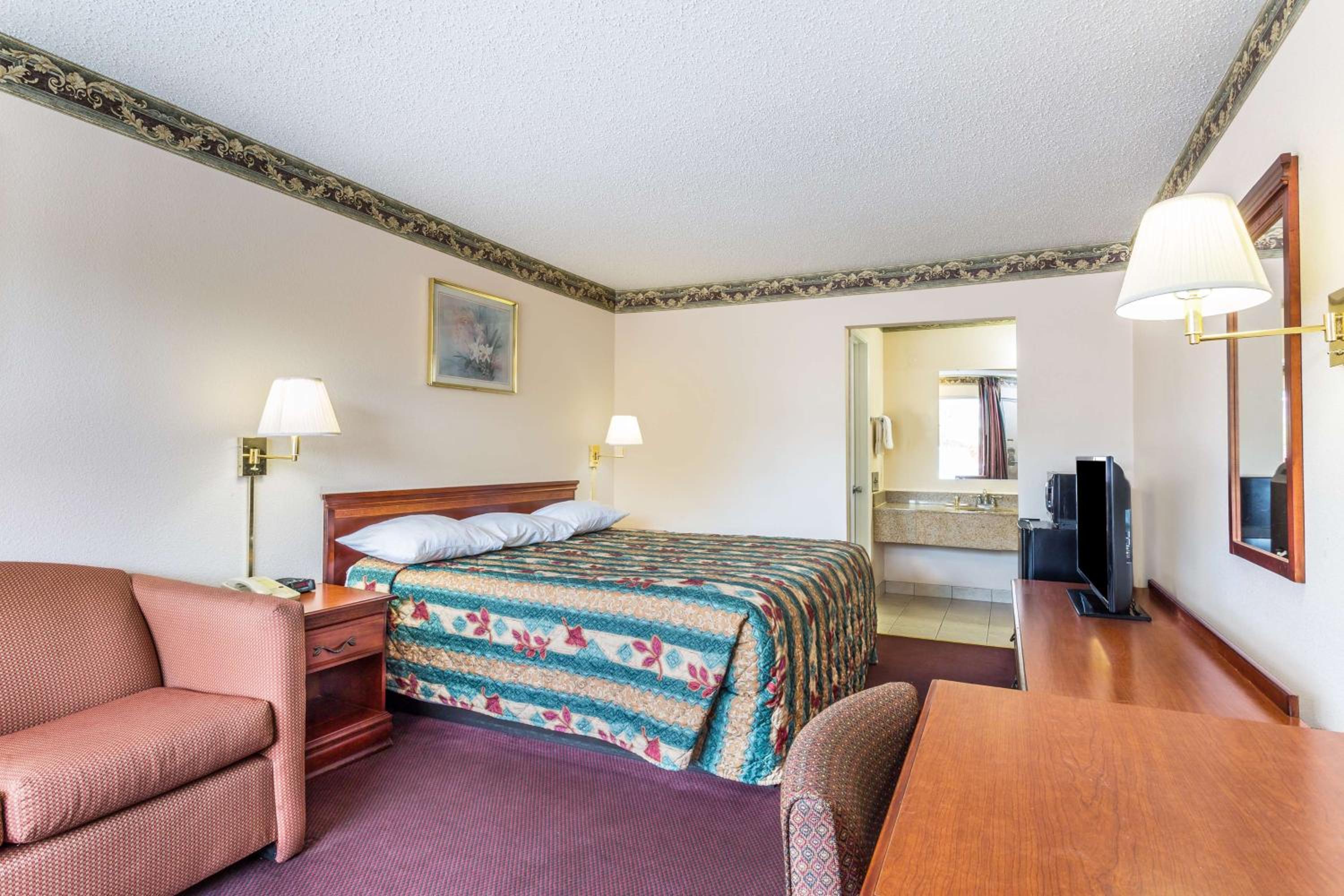 Standard King Room - Smoking - Photo 2