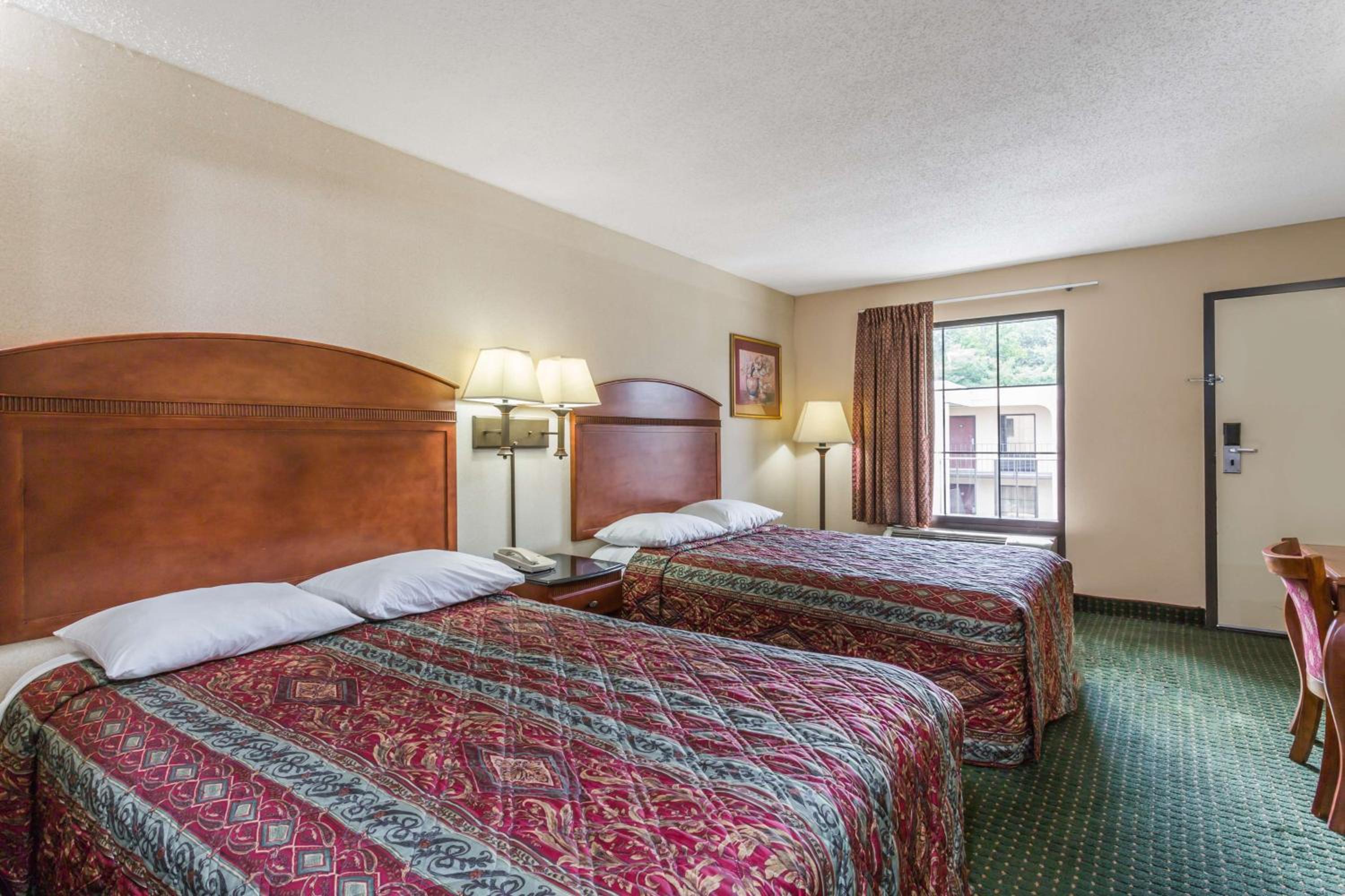 Deluxe Double Room with Two Double Beds - Non-Smoking - Photo 4