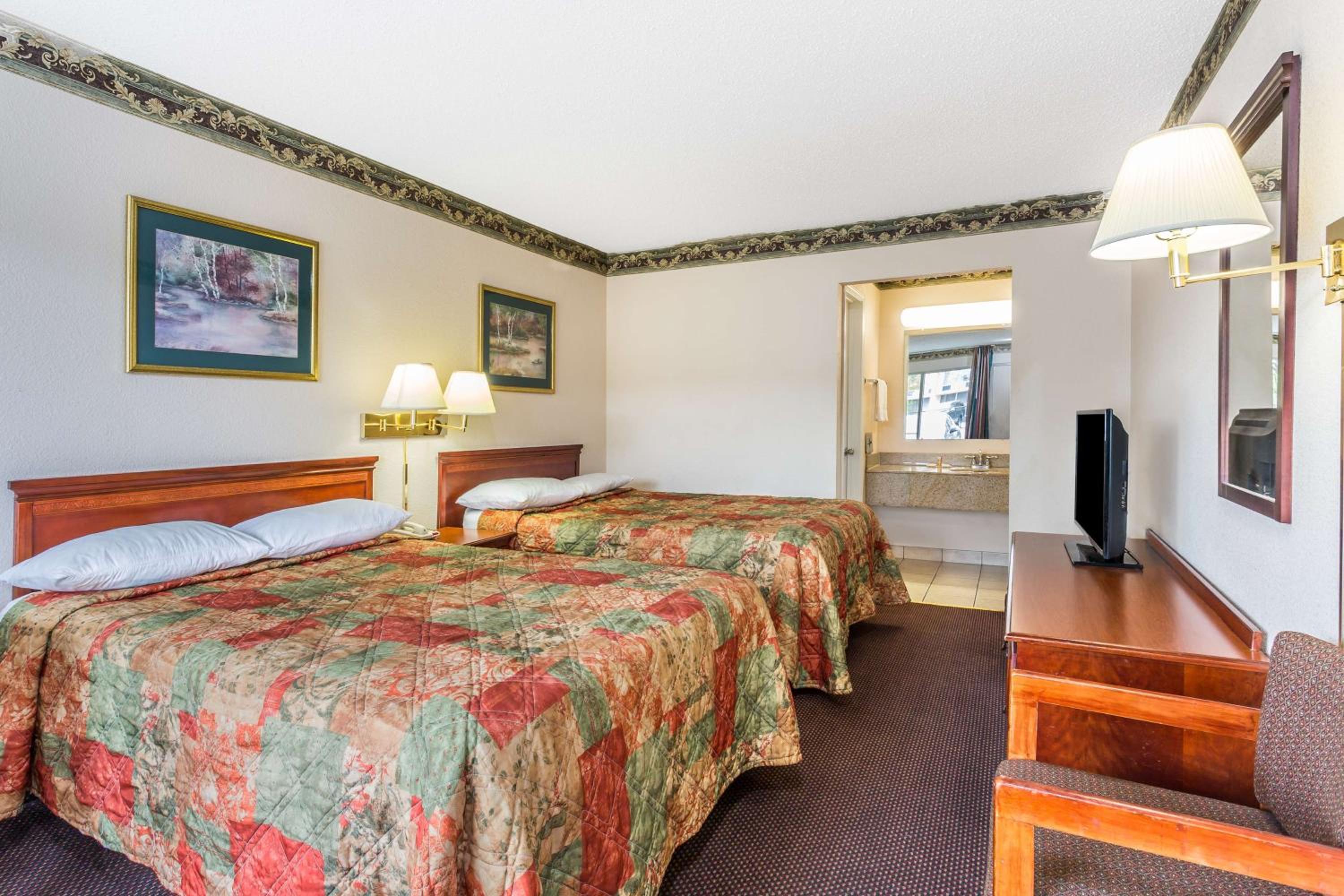 Standard Double Room with Two Double Beds - Smoking - Photo 2