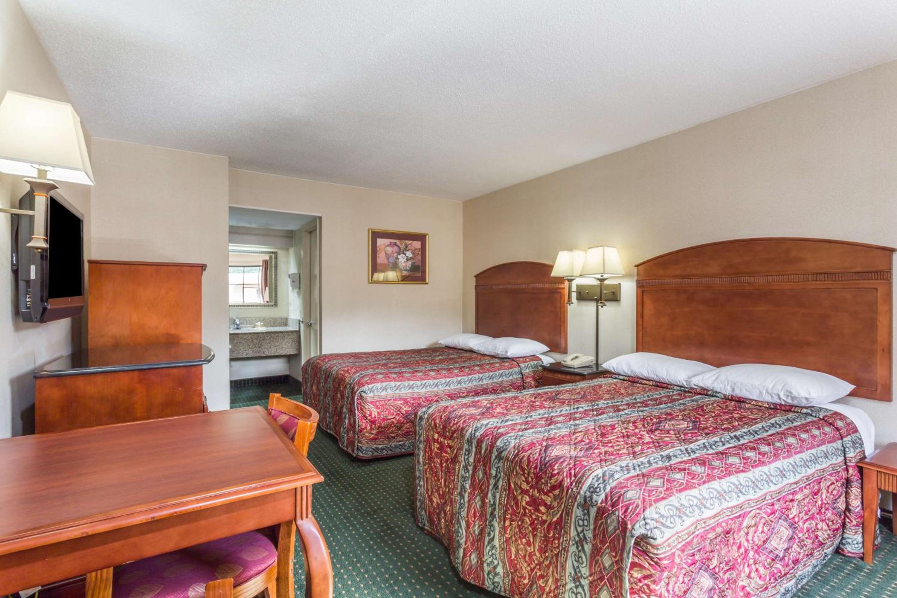 Deluxe Double Room with Two Double Beds - Non-Smoking - Photo 5