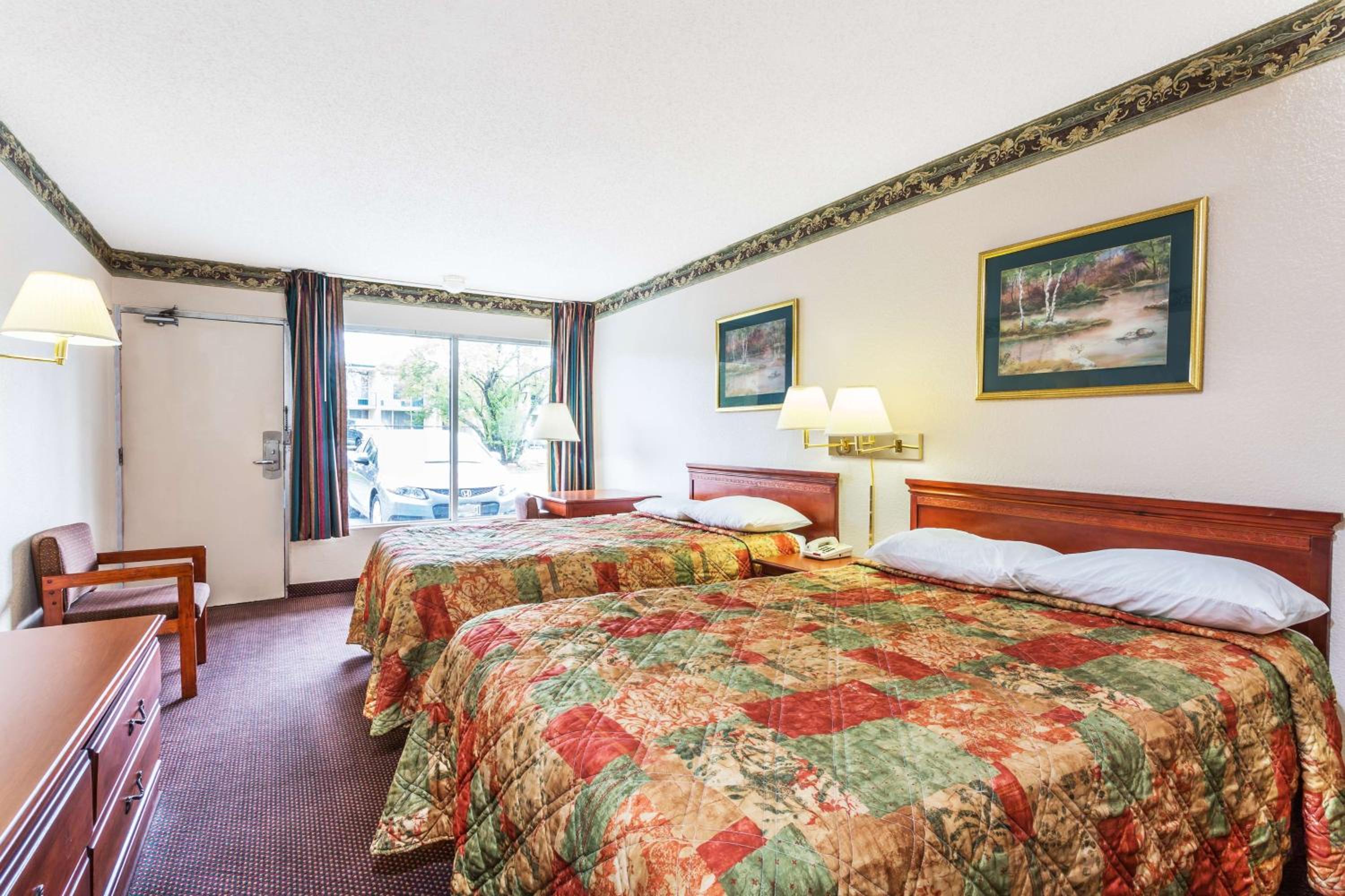 Standard Double Room with Two Double Beds - Smoking - Photo 3