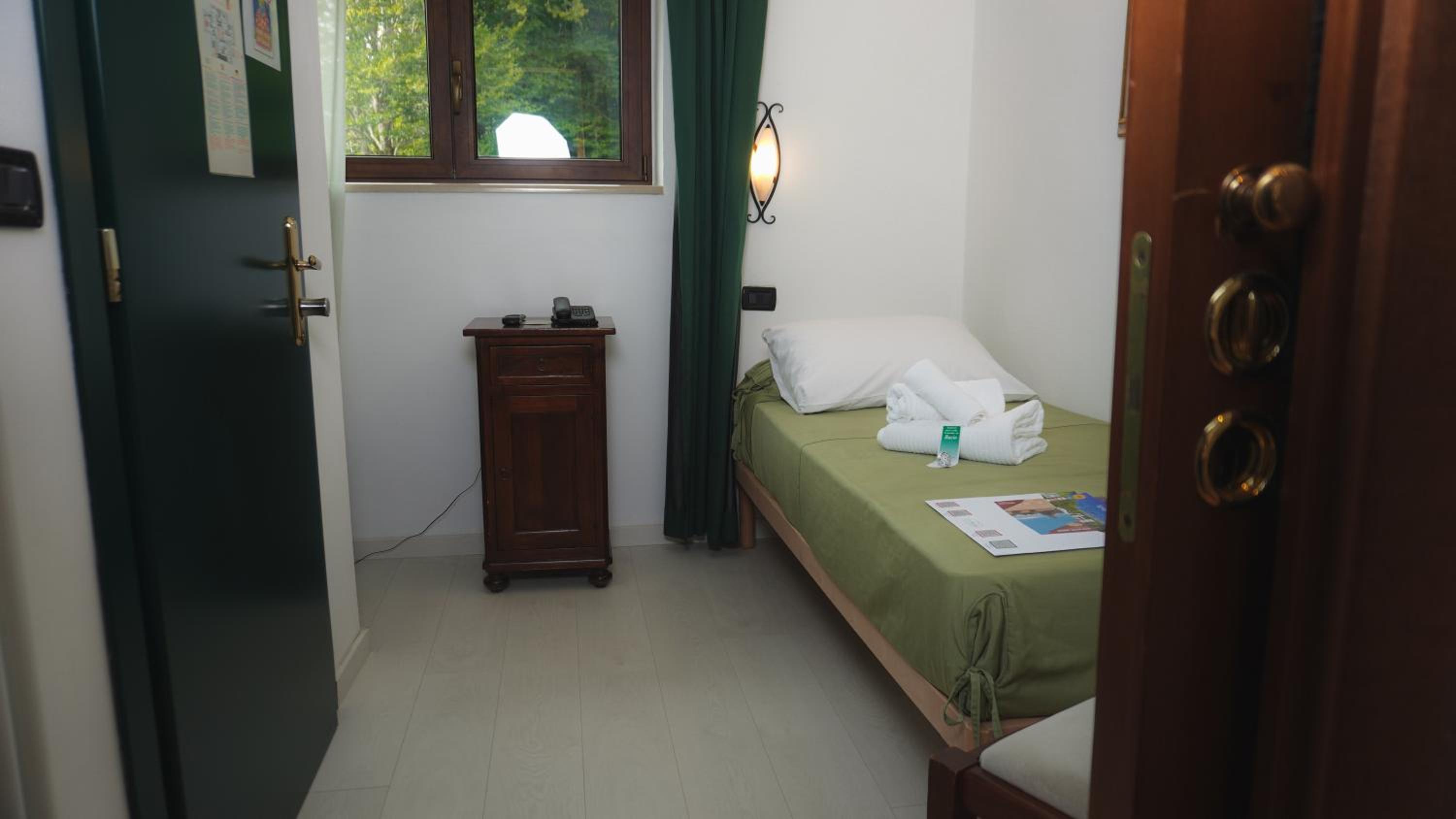 Small Single Room photo 2