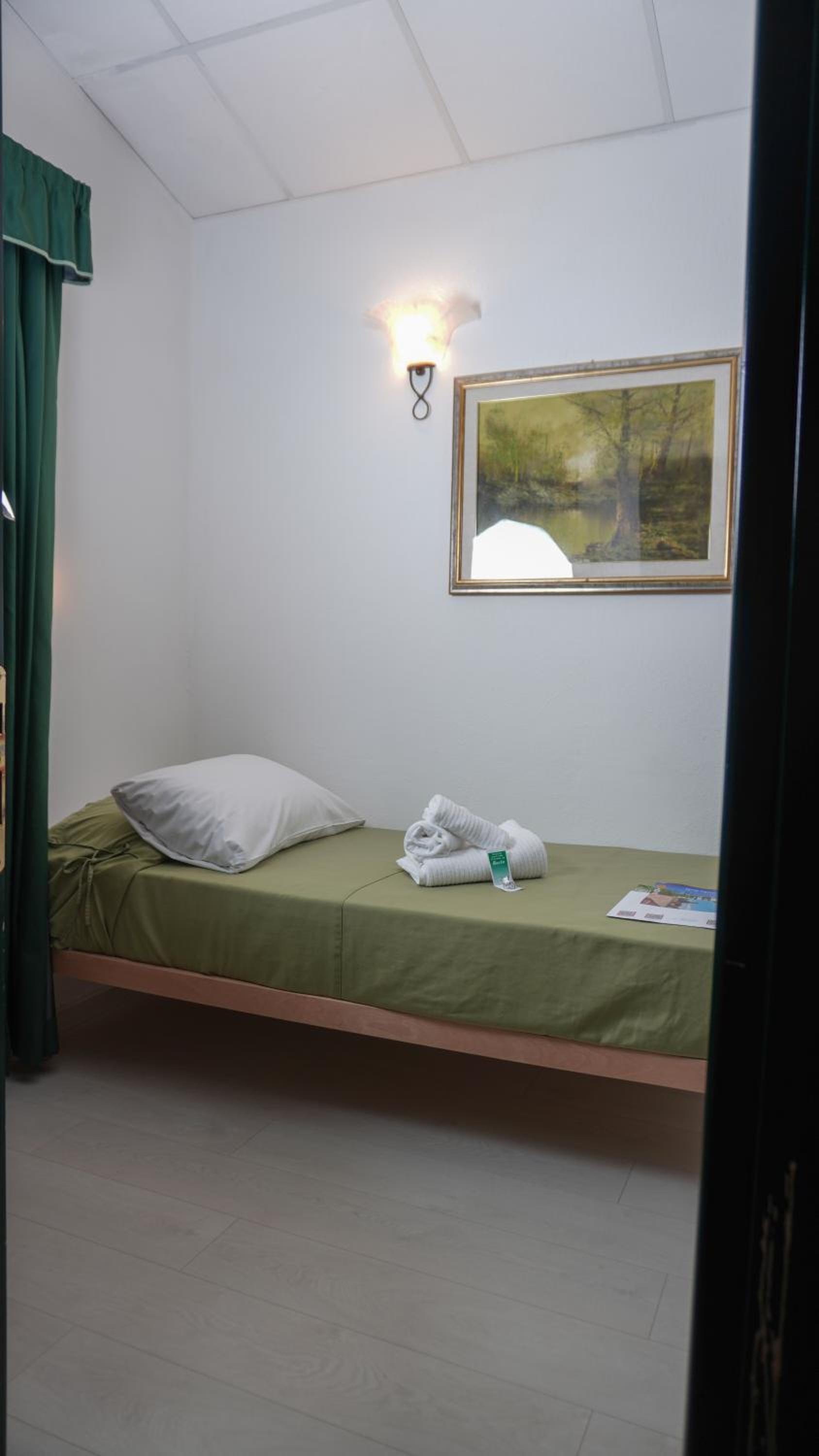 Small Single Room photo 3