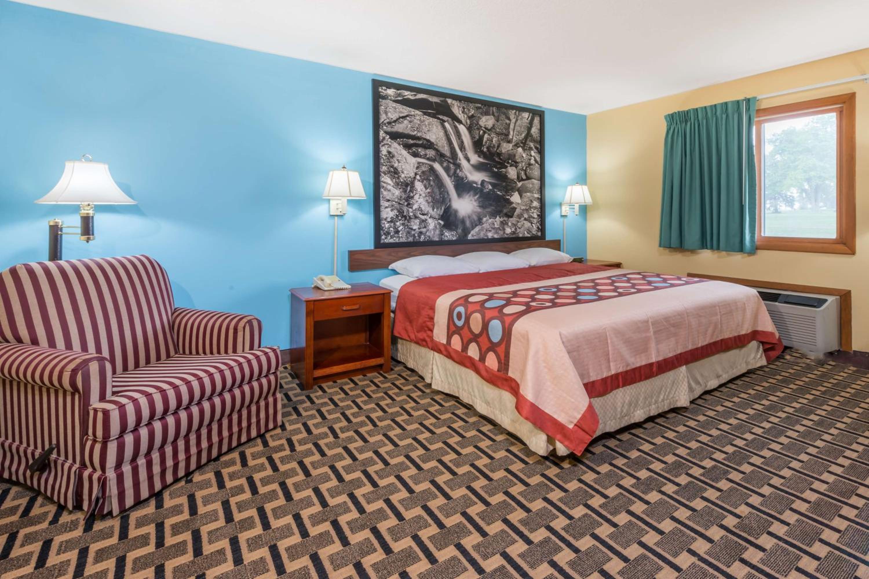 King Suite - Non-Smoking - Photo 6