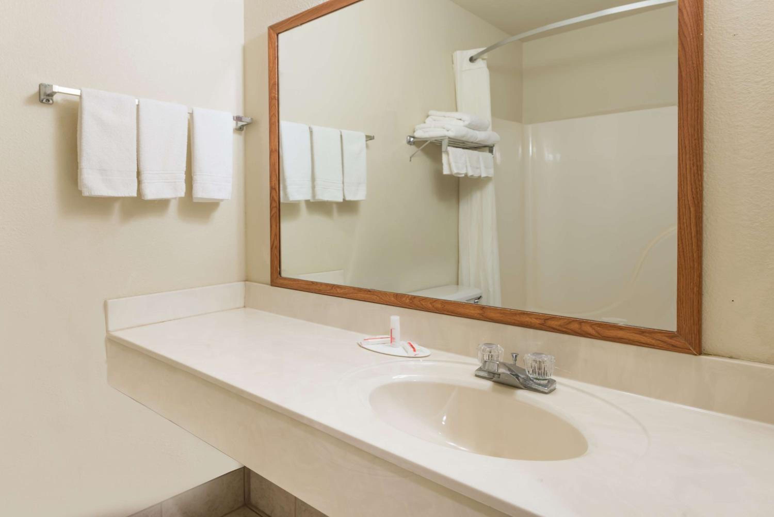 King Room - Non-Smoking - Photo 2
