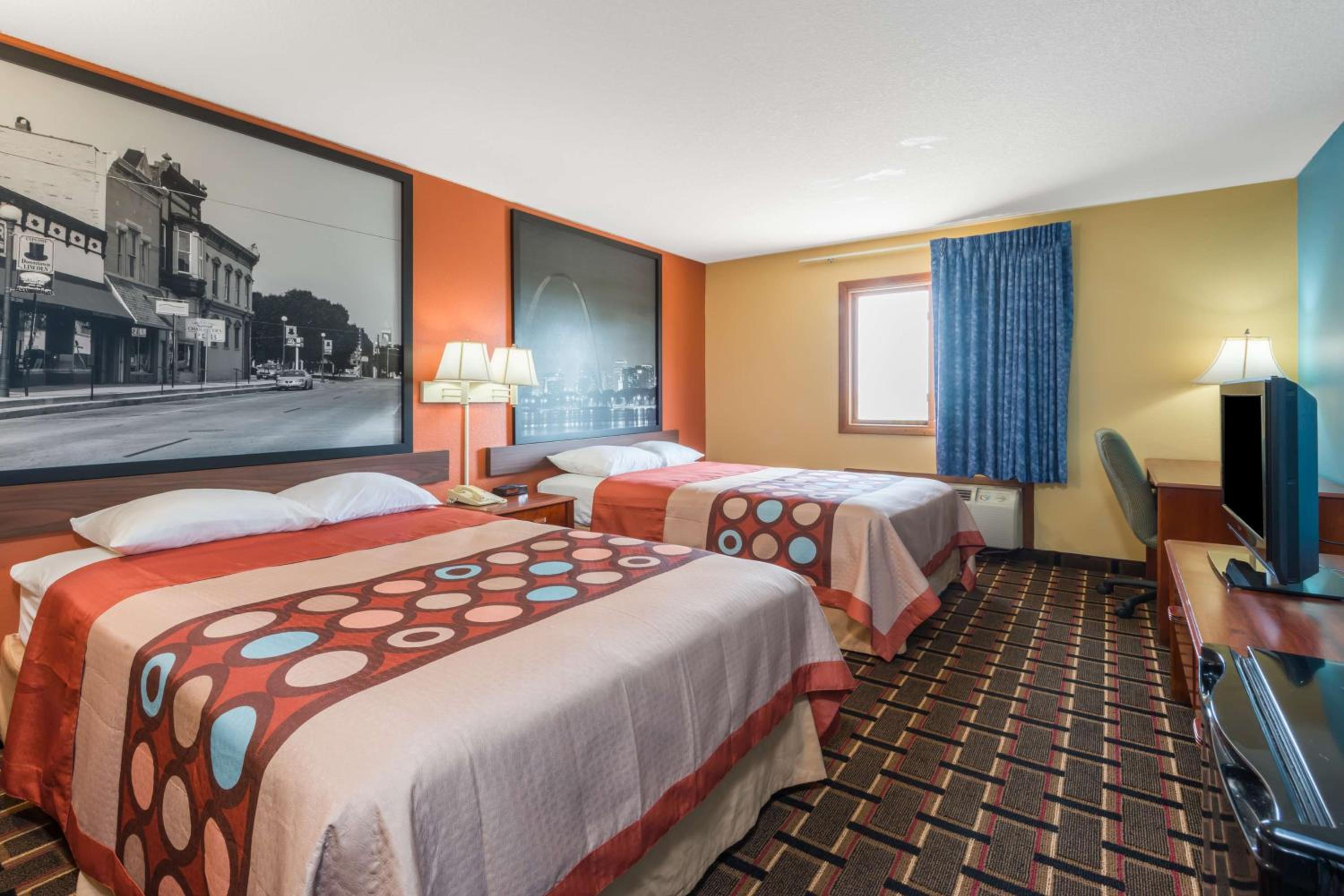 Queen Room with Two Queen Beds - Non-Smoking - Photo 4