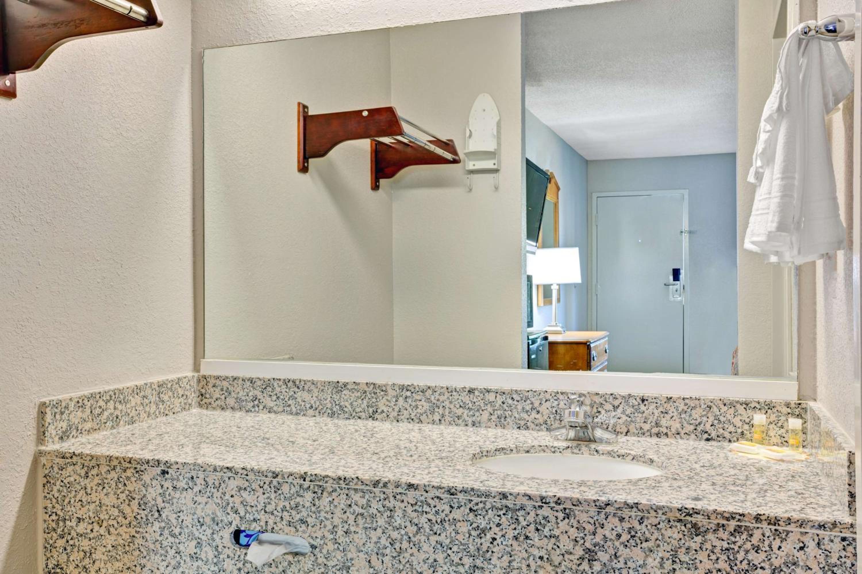 King Room - Disability Access/Non-Smoking - Photo 3