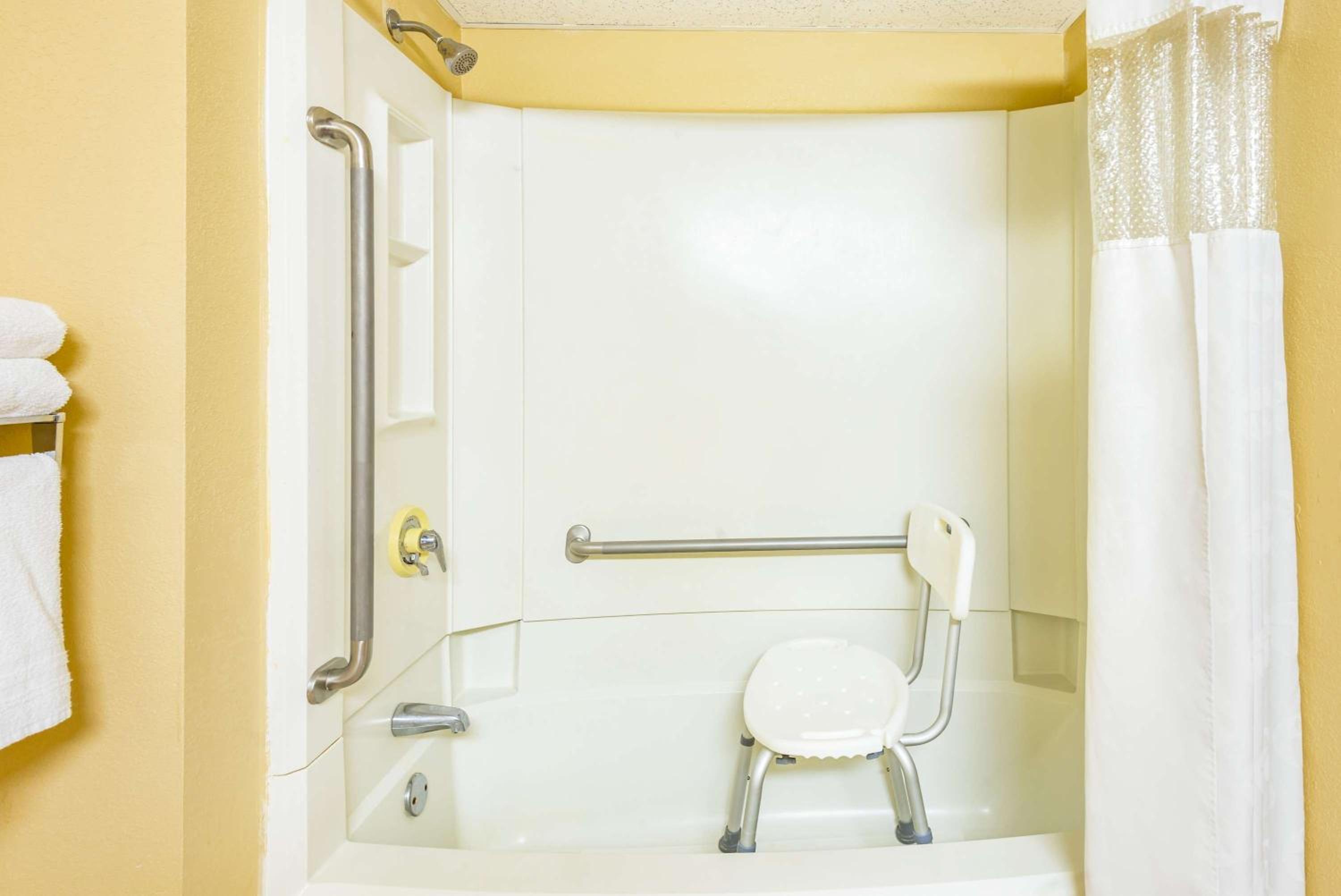 Double Room with Interior Hall and Two Double Beds - Mobility Accessible/Non-Smoking - Photo 6