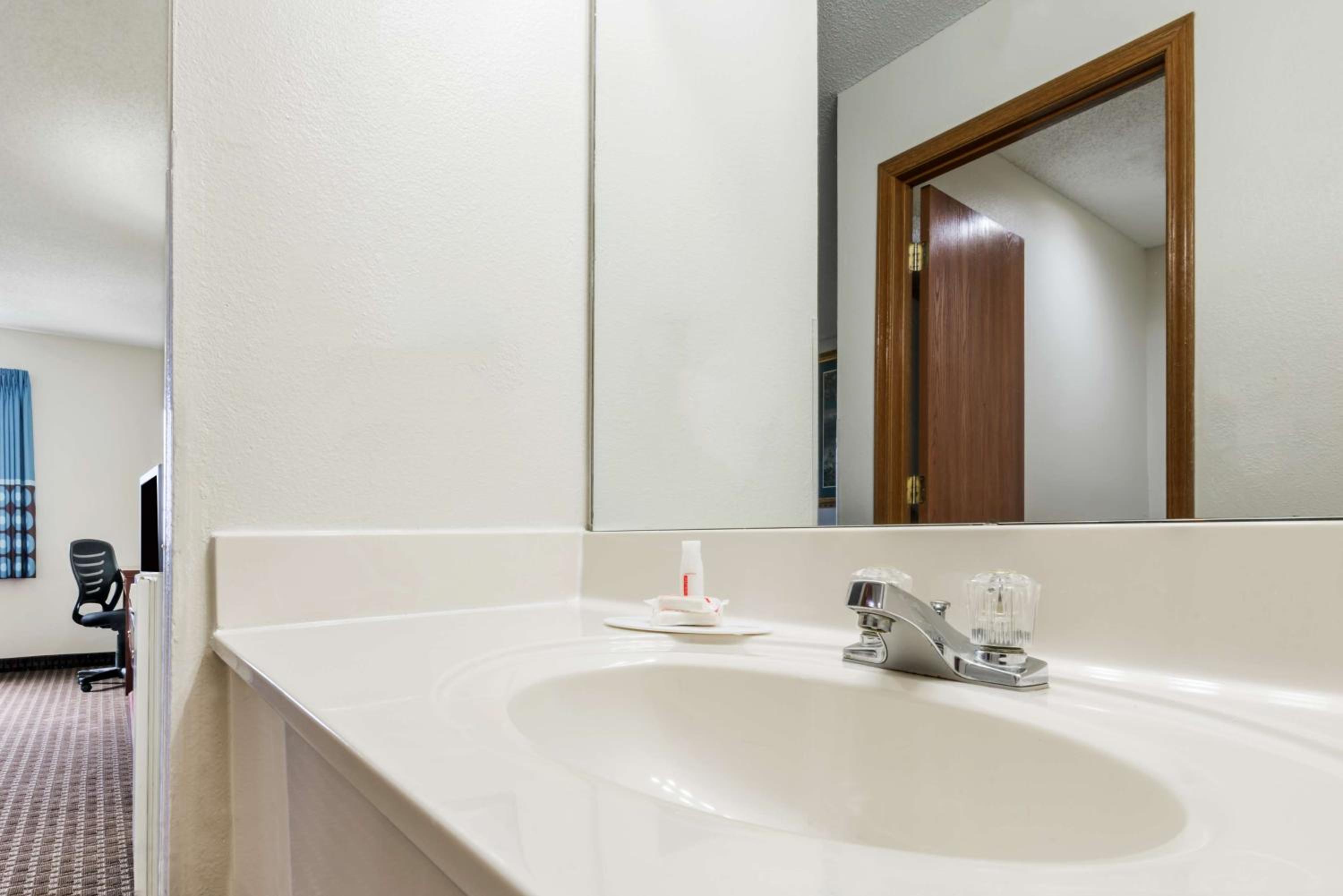 Deluxe King Room - Non-Smoking - Photo 3