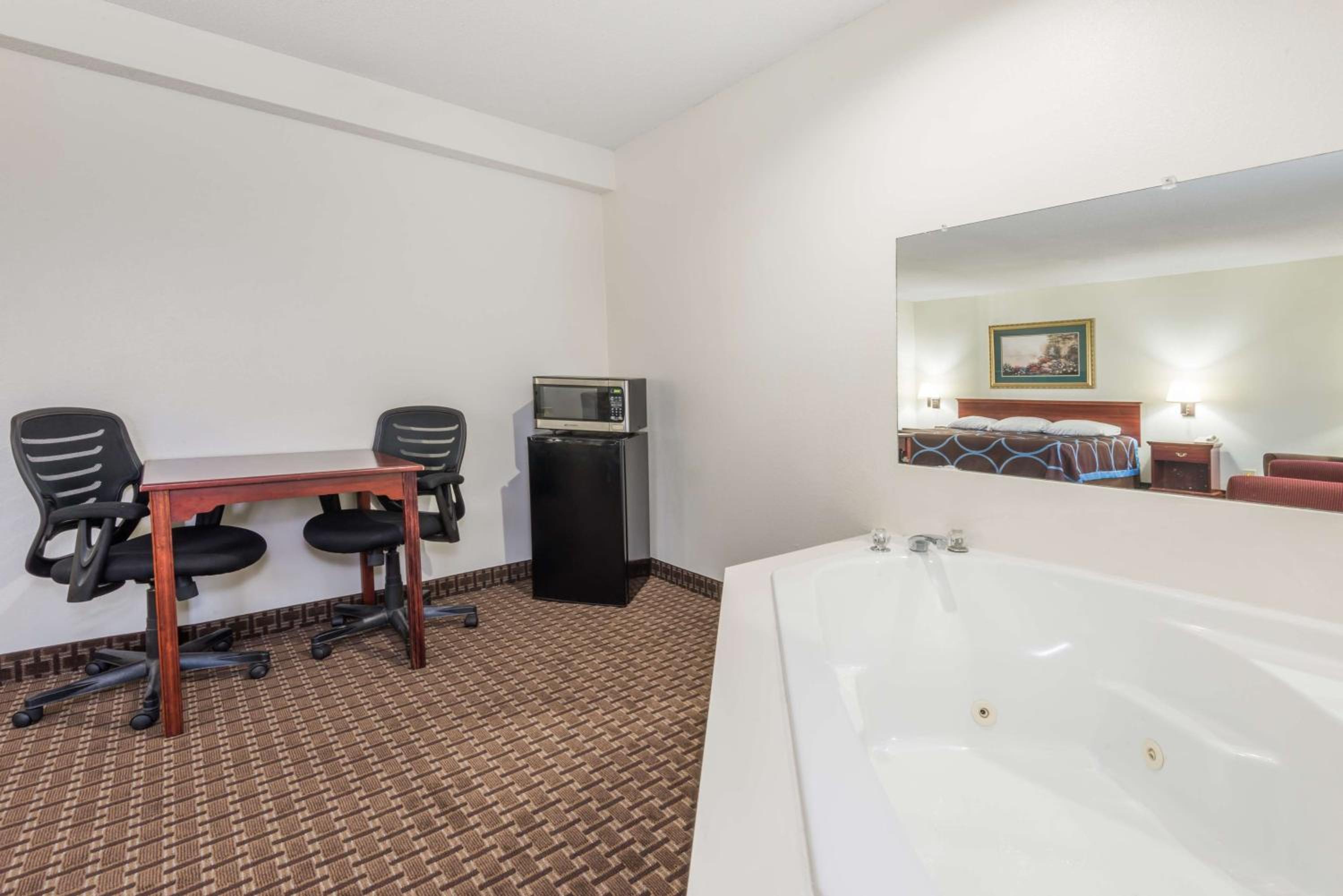 Deluxe King Room - Non-Smoking - Photo 5