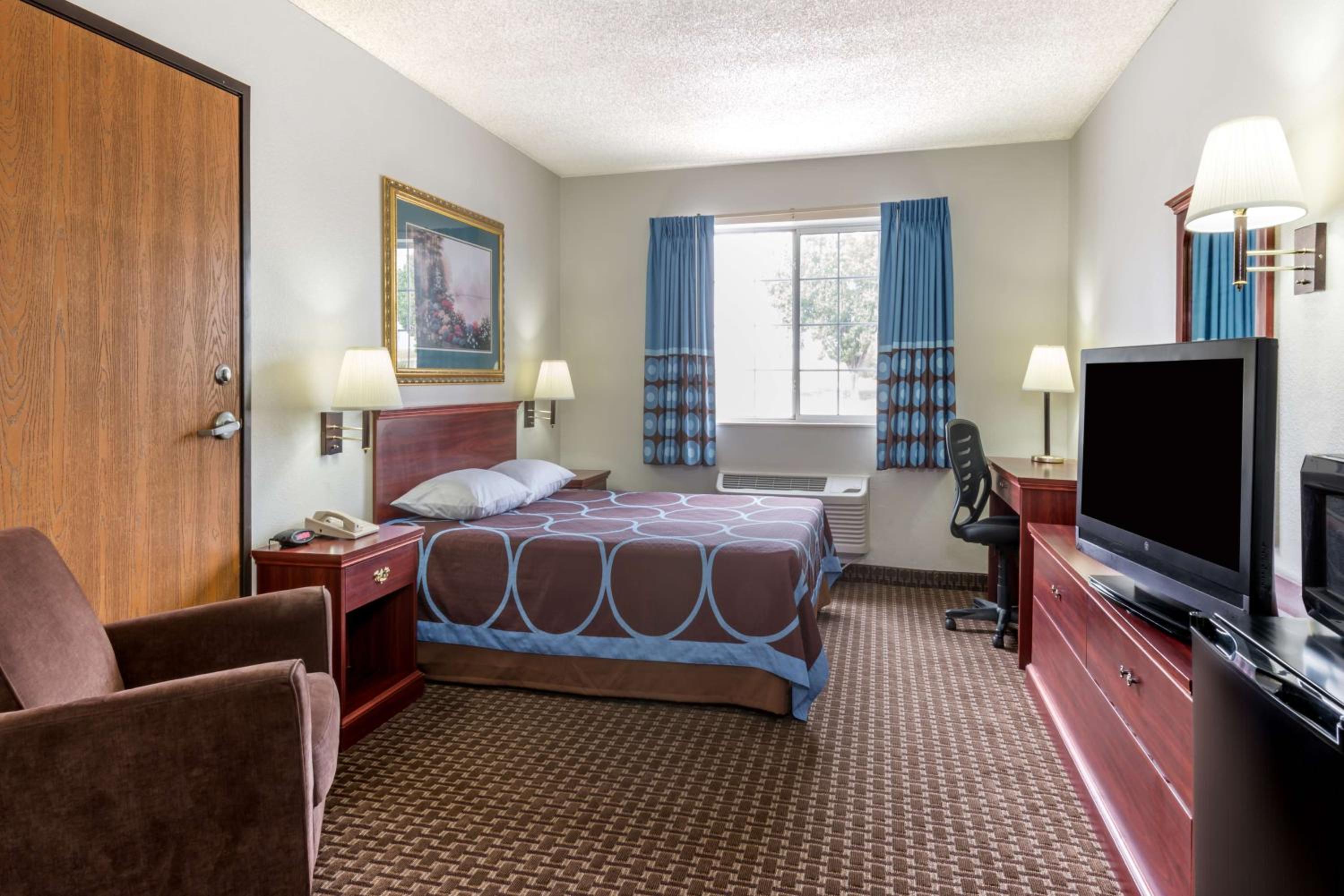 Queen Room - Non-Smoking - Photo 1