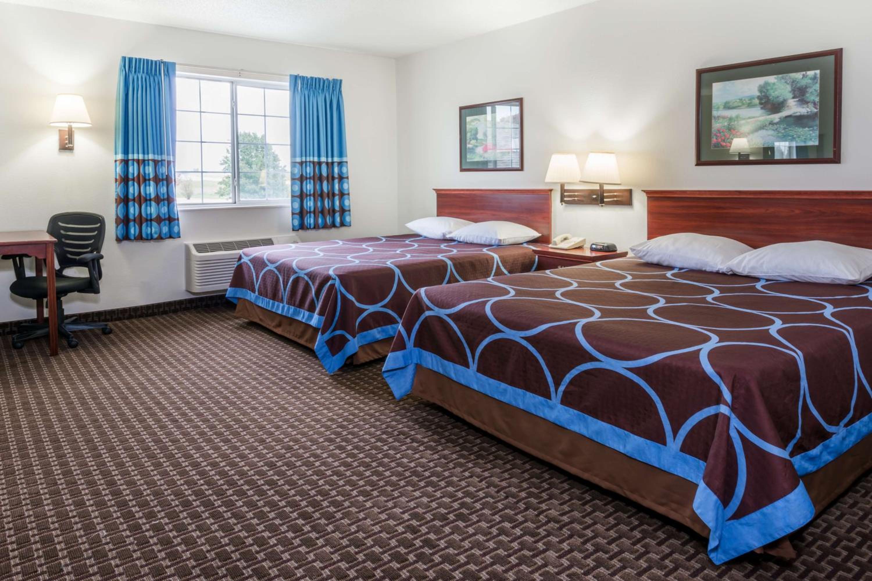 Queen Room with Two Queen Beds - Non-Smoking - Photo 1