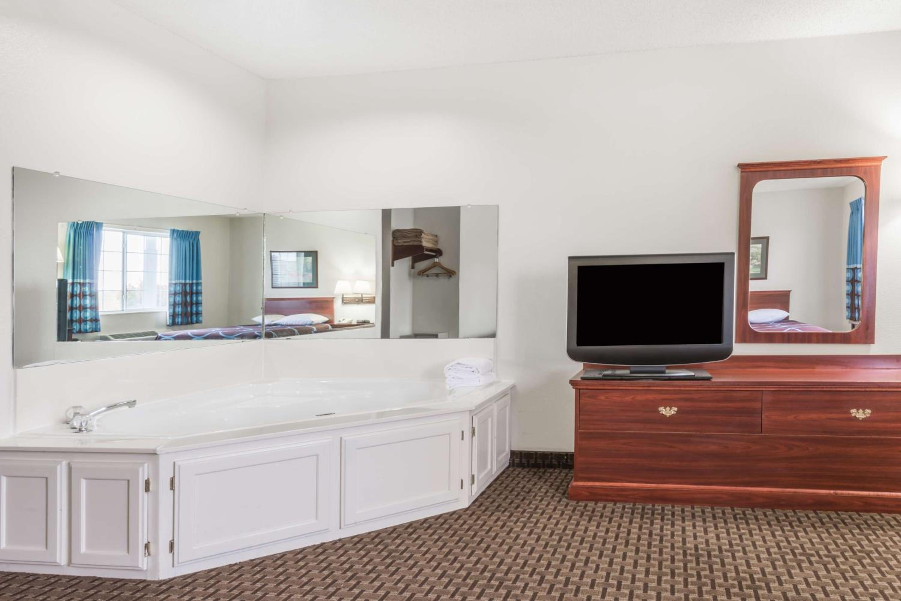 Deluxe King Room - Non-Smoking - Photo 4