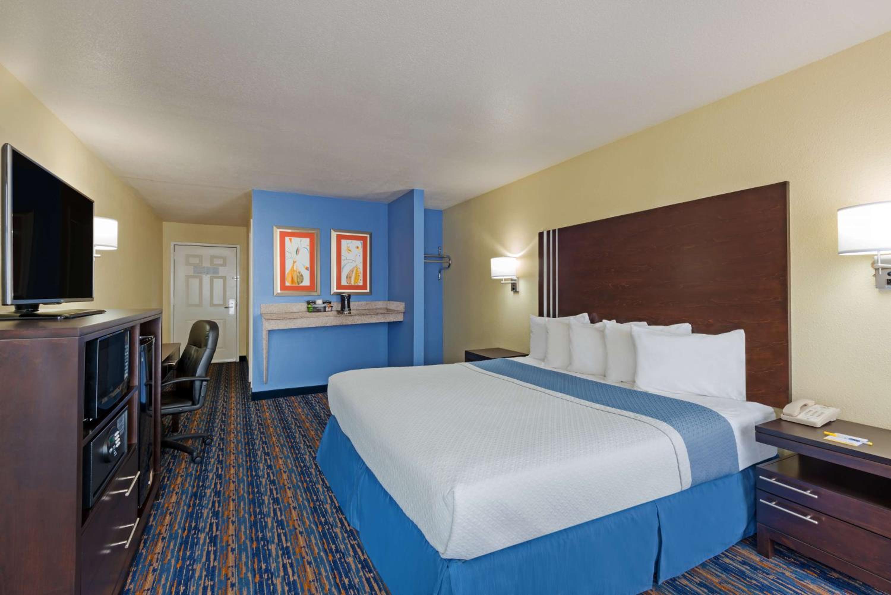 King Room with Roll-In Shower - Mobility Access/Non-Smoking photo 3