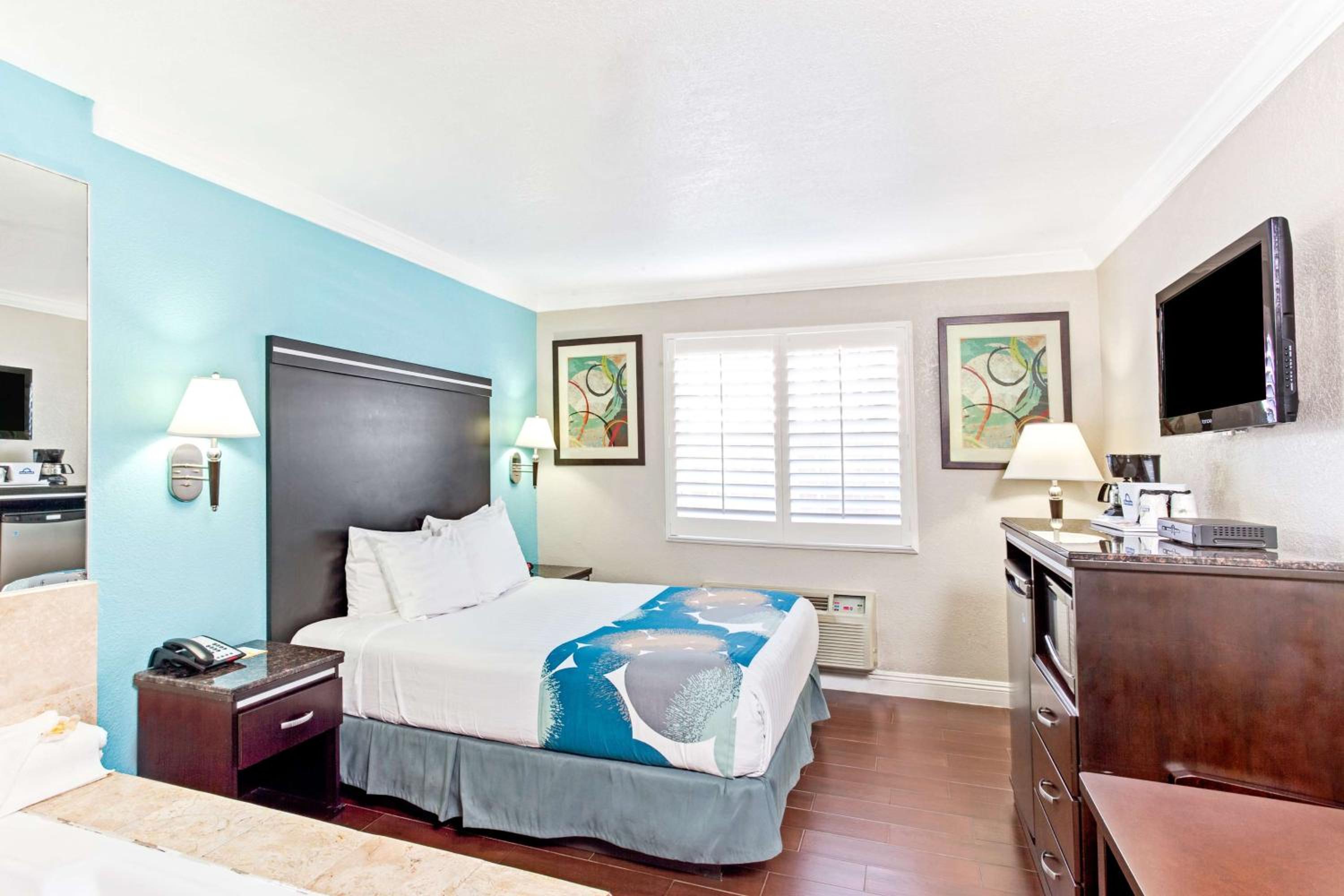 Queen Studio Suite with Spa Bath - Photo 1