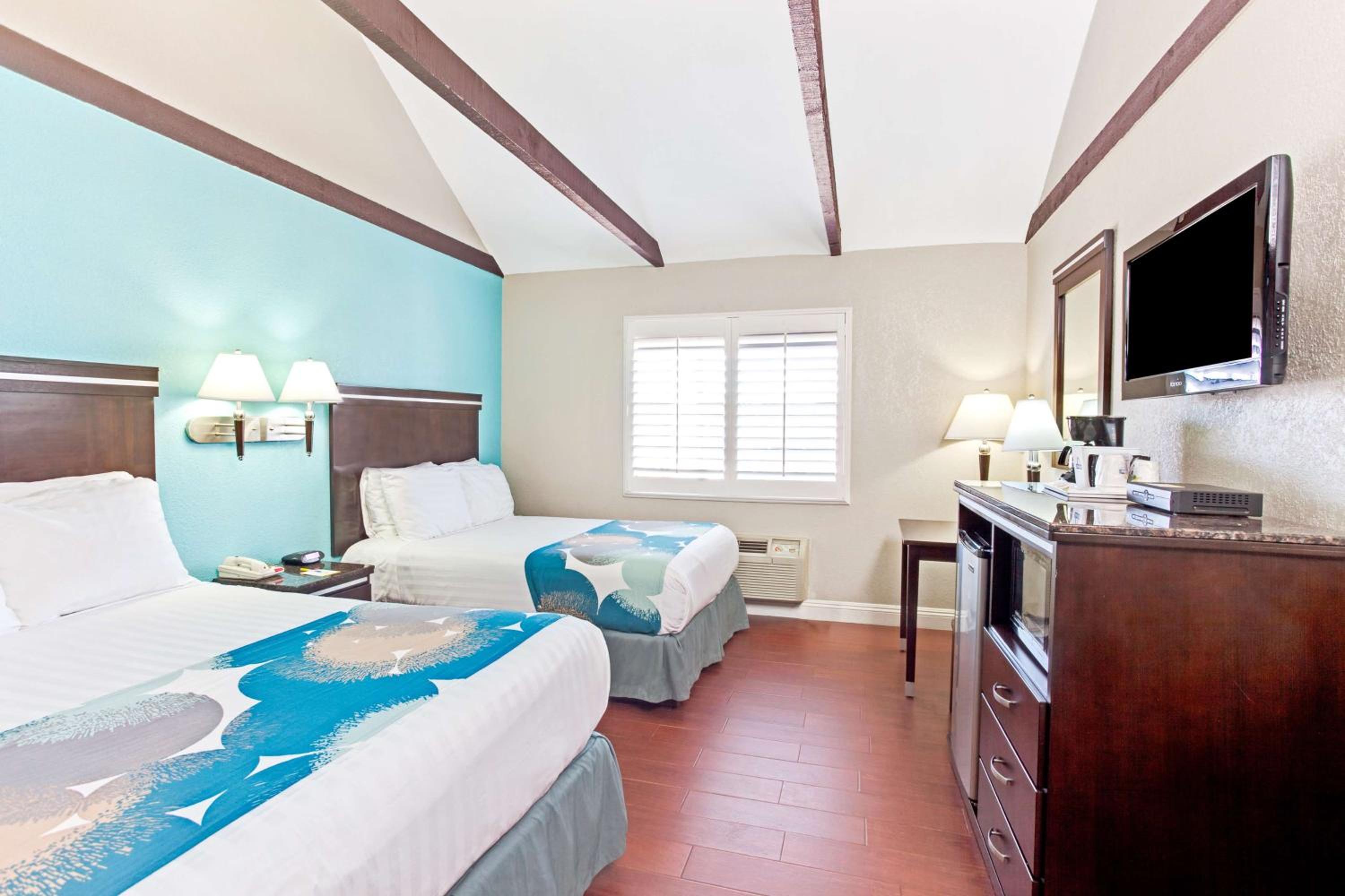 Deluxe Double Room with Two Double Beds - Non-Smoking - Photo 5