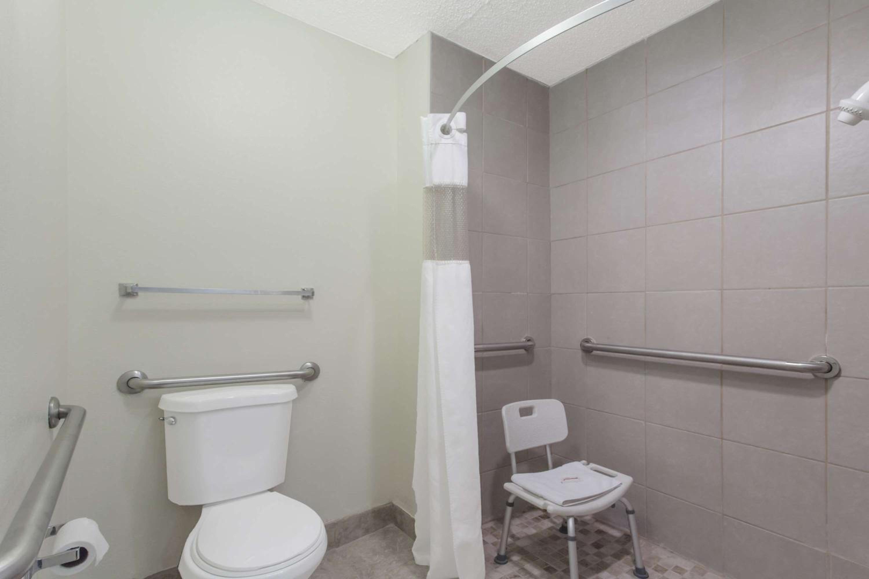 Queen Room with Two Queen Beds - Mobility Access/Non-Smoking - Photo 3