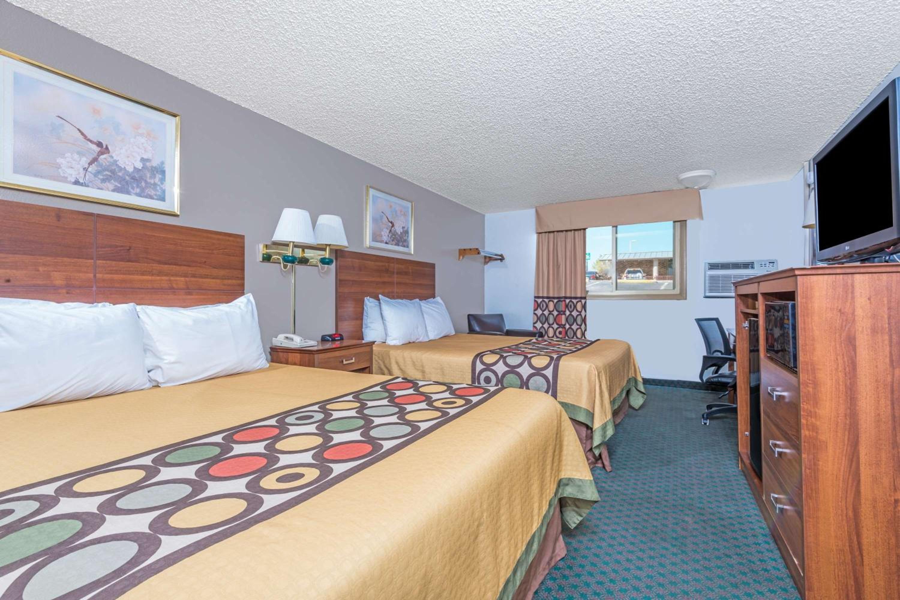 Queen Room with Two Queen Beds - Non-Smoking - Photo 1